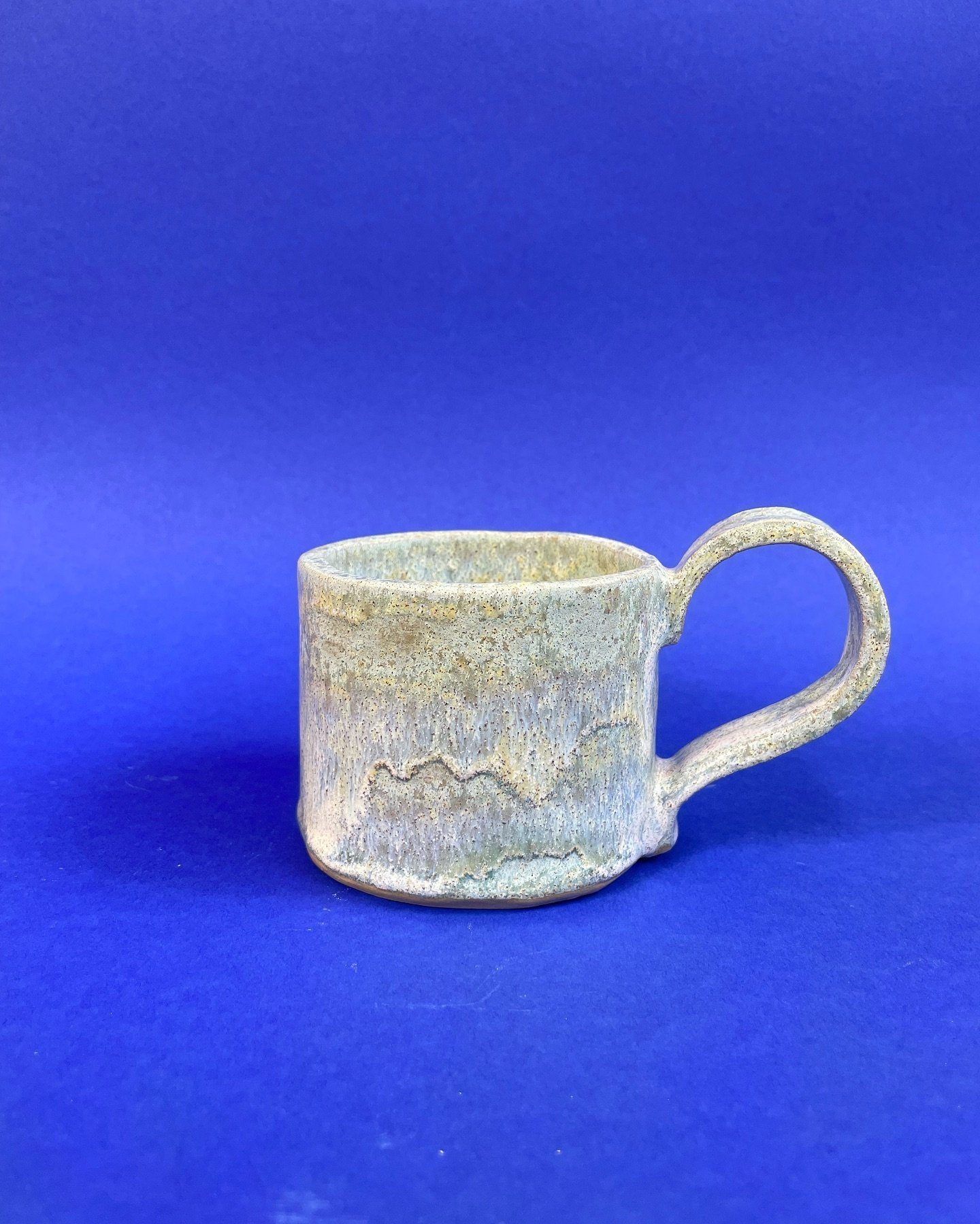 A great mug made by a student during a handbuilding intro workshop🫶🏼 we now offer quick intros for you to be able to make your mug in one evening 🌻🍾 if you wanna sign up check our link in bio ! 

#ceramicworkshop #keramikwerkstatt #t&ouml;pfernma