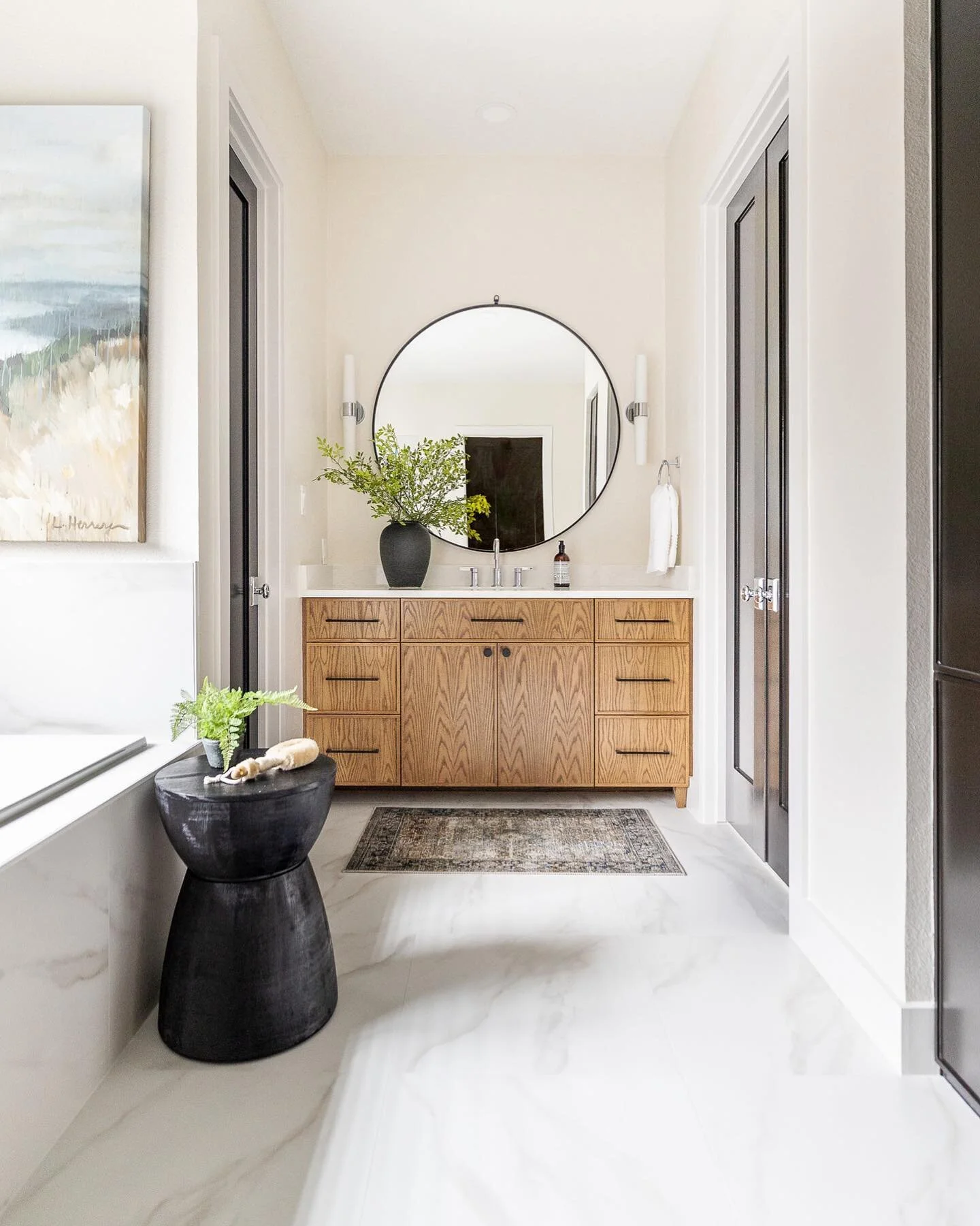 Talk about a before and after. 
.
Love what @maryjosephinteriors did to this master bath. 👉🏻👉🏻 for the before. 
.
#masterbathroom #interiordesign #interiorphotography