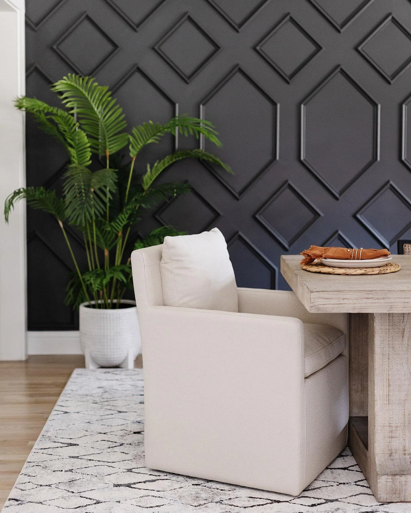 Another cohesive design throughout the home designed by @timelessinteriors. 
.
This classic pallet never gets old.
