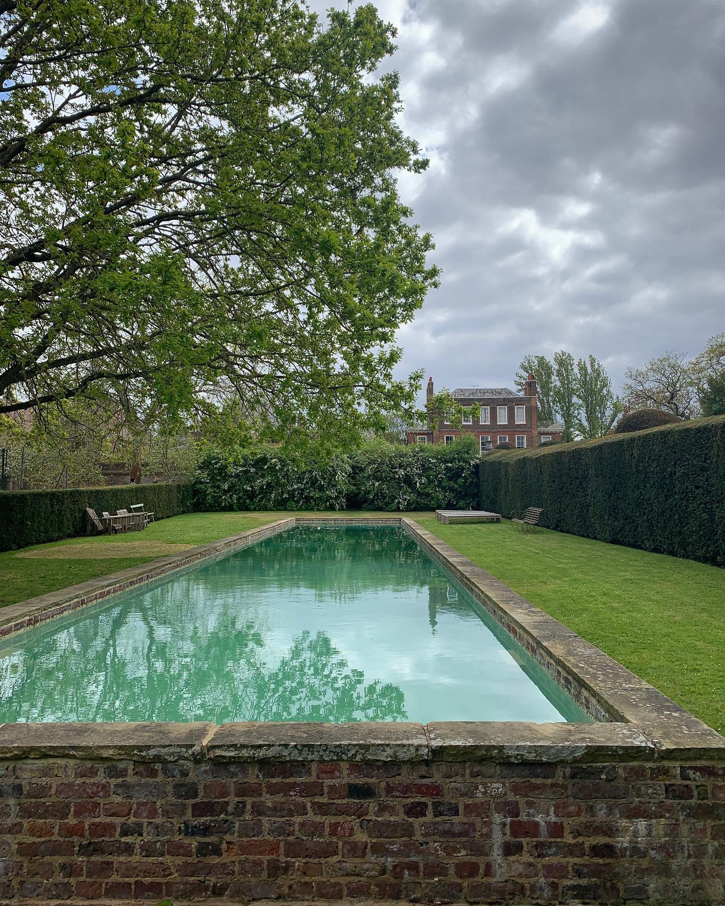 A peek around the gardens of Petersham House 💦