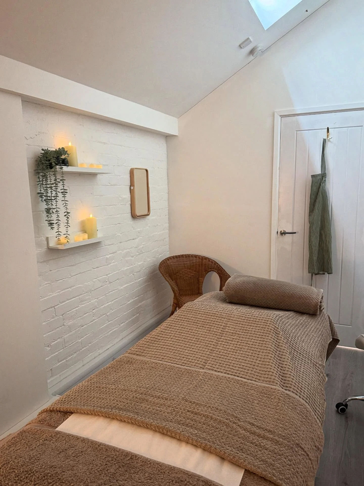 Plans Saturday 25th July? (Next weekend) 
Join me @myskinboutique for Complexion Club!
A pop-up, skincare retreat with a holistic approach. 
Treat yourself to a multi sensory experience that will help to:
~calm the nervous system
~aid better sleep, d