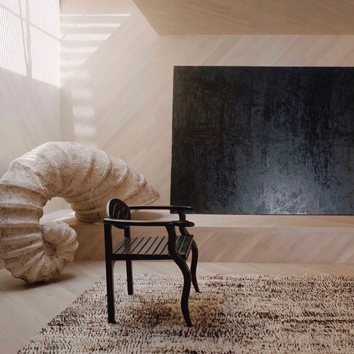 Implementing a variety of textures with a monochromatic palette // @kellywearstler ⁣⁣
⁣⁣
⁣⁣
⁣⁣
#interiordesign #homefurnishings #furniture #design #homedecor #home #decor #designer #inspiration #custom #vintage #luxury #hamptons #nyc #newyork #uphols