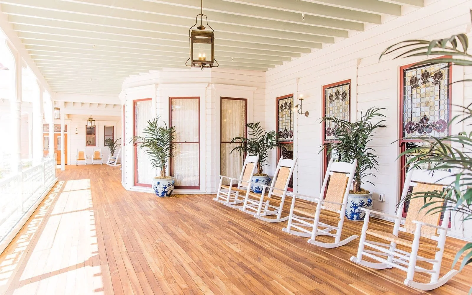 hotel-del-coronado-porch-chairs-angle-west-leetal-22-1600x1000-1.jpg