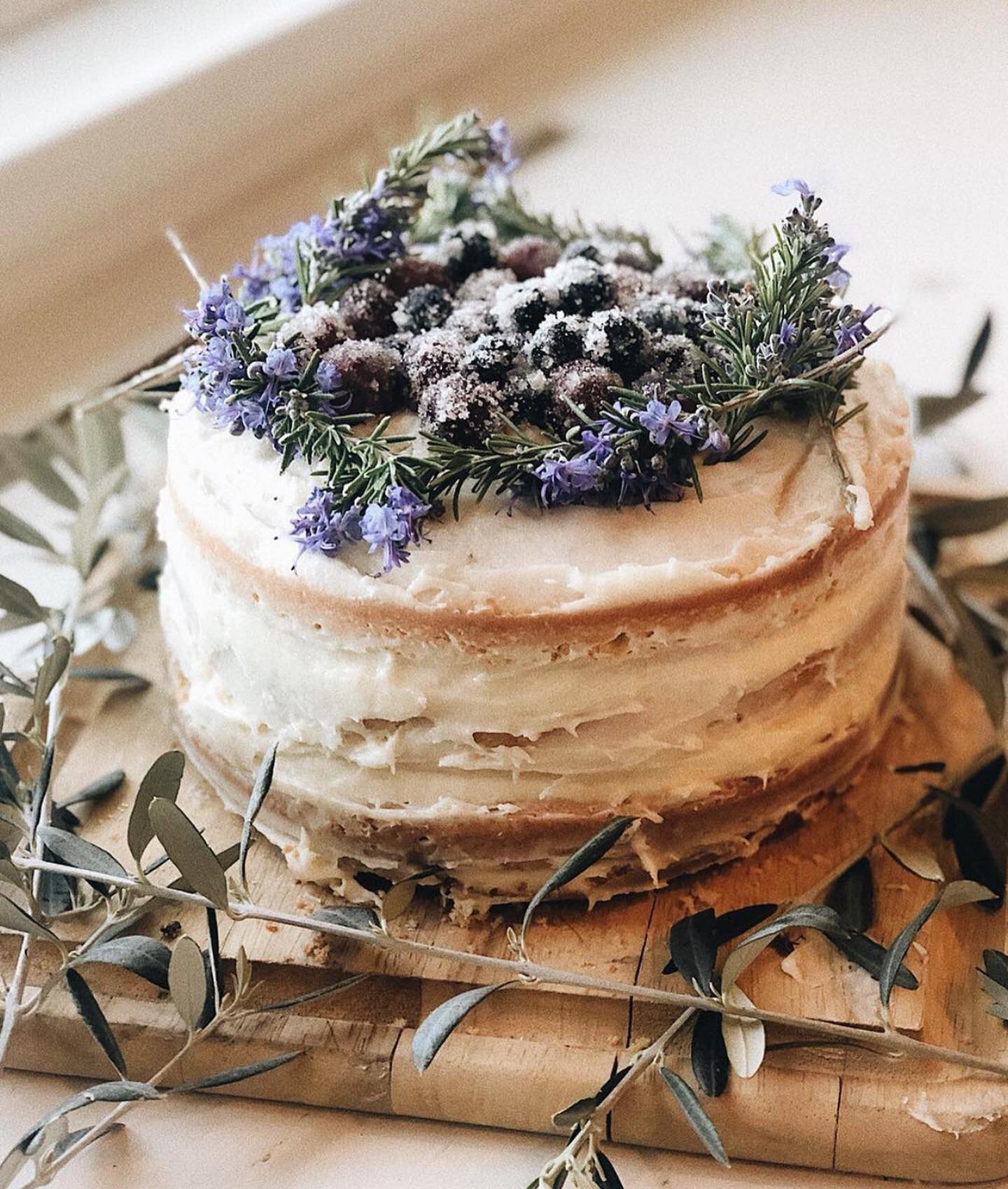 Tell me honestly - are you team chocolate or vanilla? 

Haven't baked anything pretty in awhile so I'm sharing one of my old favorites. Vanilla Overdose Naked Cake. And it's giving me all the warm weather vibes! I'm sooo ready for summer!