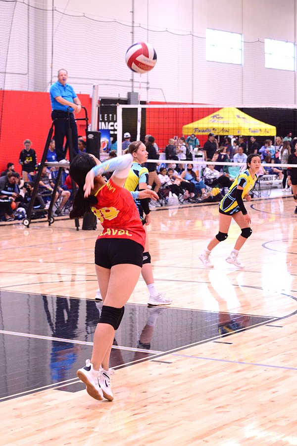 Los Angeles Volleyball Club player Tamaki Nakayama serves a ball forLos Angeles Volleyball Club in a youth volleyball tournament.