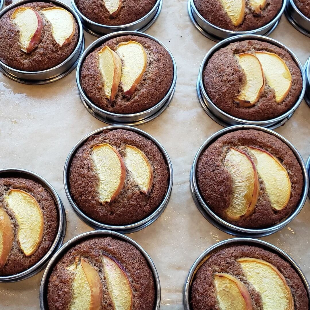 It's peach season! Find them on all kinds of goodies in the bakery 😍 These beauties are buckwheat pecan financiers with lovely peaches from @ranchodurazno
#todayatthebakery #bakingtheworldabetterplace 
#littlebirdbiglove