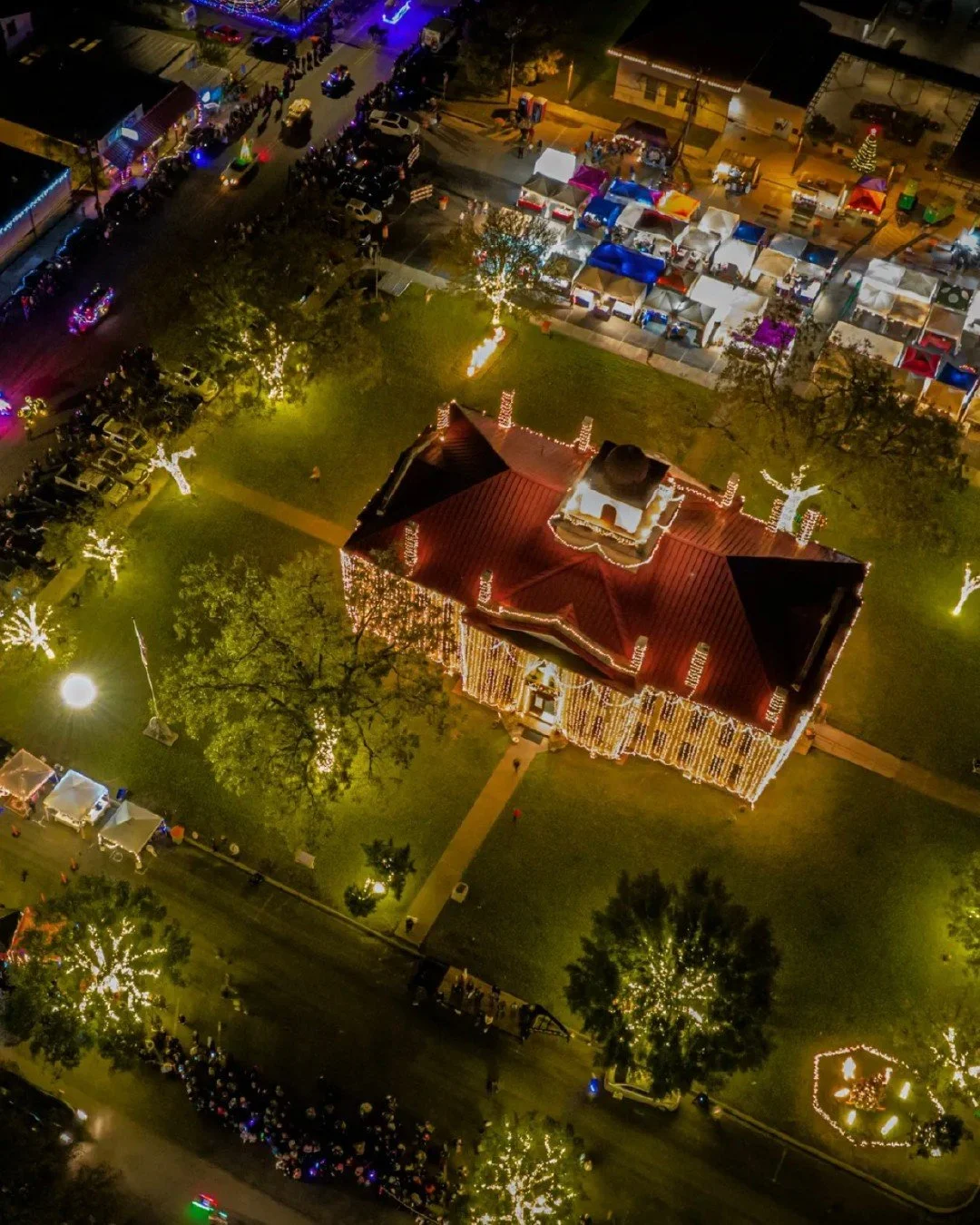 ✨ Johnson City, Texas is about to glow! From November 28 to January 4, the historic square off Main Street, Memorial Park, and PEC headquarters come alive with over 2 million twinkling lights. The perfect winter escape? A stay at client @Carter_Creek