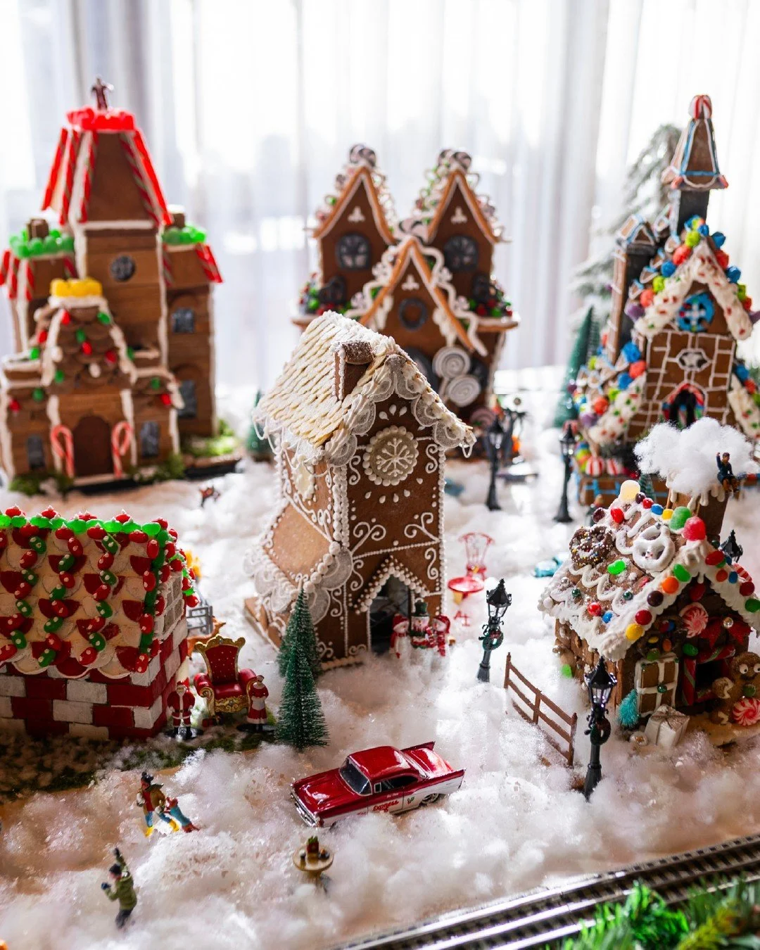 ✨National Gingerbread House Day, we're spotlighting Terranea Resort&rsquo;s whimsical Gingerbread Lounge and its enchanting Gingerbread Village - on display all season long and filled with candy canes, gumdrops and pure holiday magic. 🍬🏠🎄