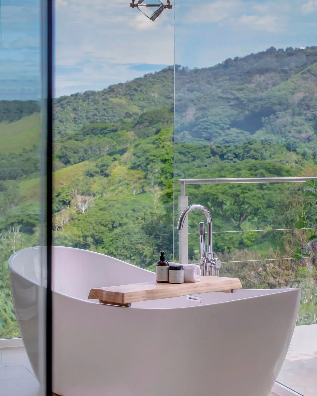 When the bath comes with a jungle view. 🌿🫧 Celebrating #NationalBubbleBathDay at @TheRetreatCostaRica&rsquo;s new Santosha Lofts, where luxury bathtubs meet the sights and sounds of Costa Rica&rsquo;s lush rainforest.