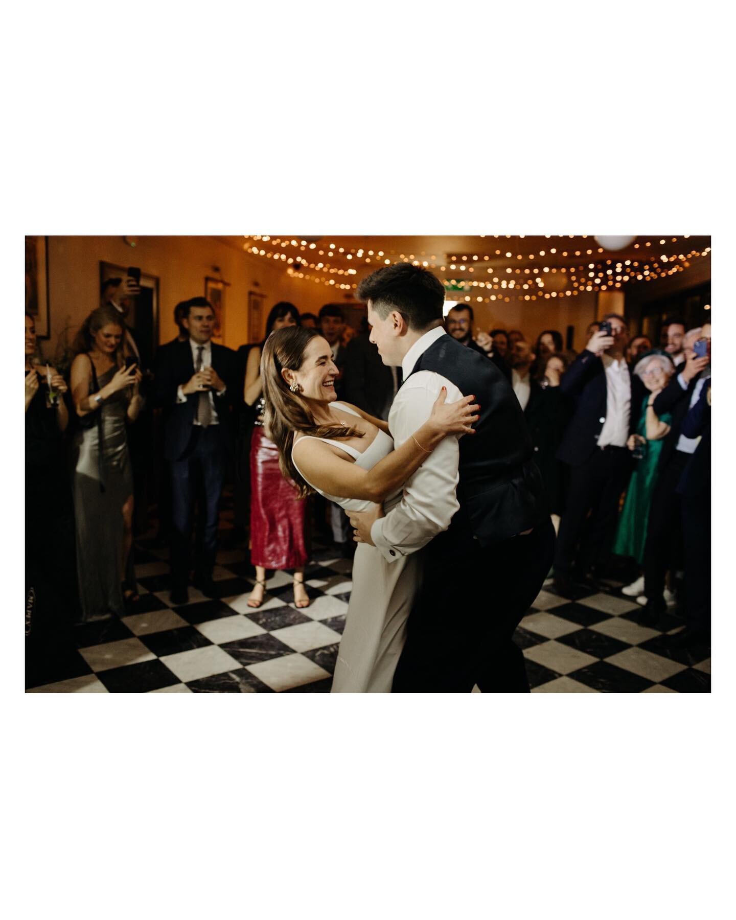 Epic scenes from the dance floor and party of Rebecca &amp; Ollie&rsquo;s wonderful winter wedding at The Royal Inn on the park in Hackney 🙌 This wedding had everything I love most about weddings - the day was relaxed, fun and effortlessly stylish, 