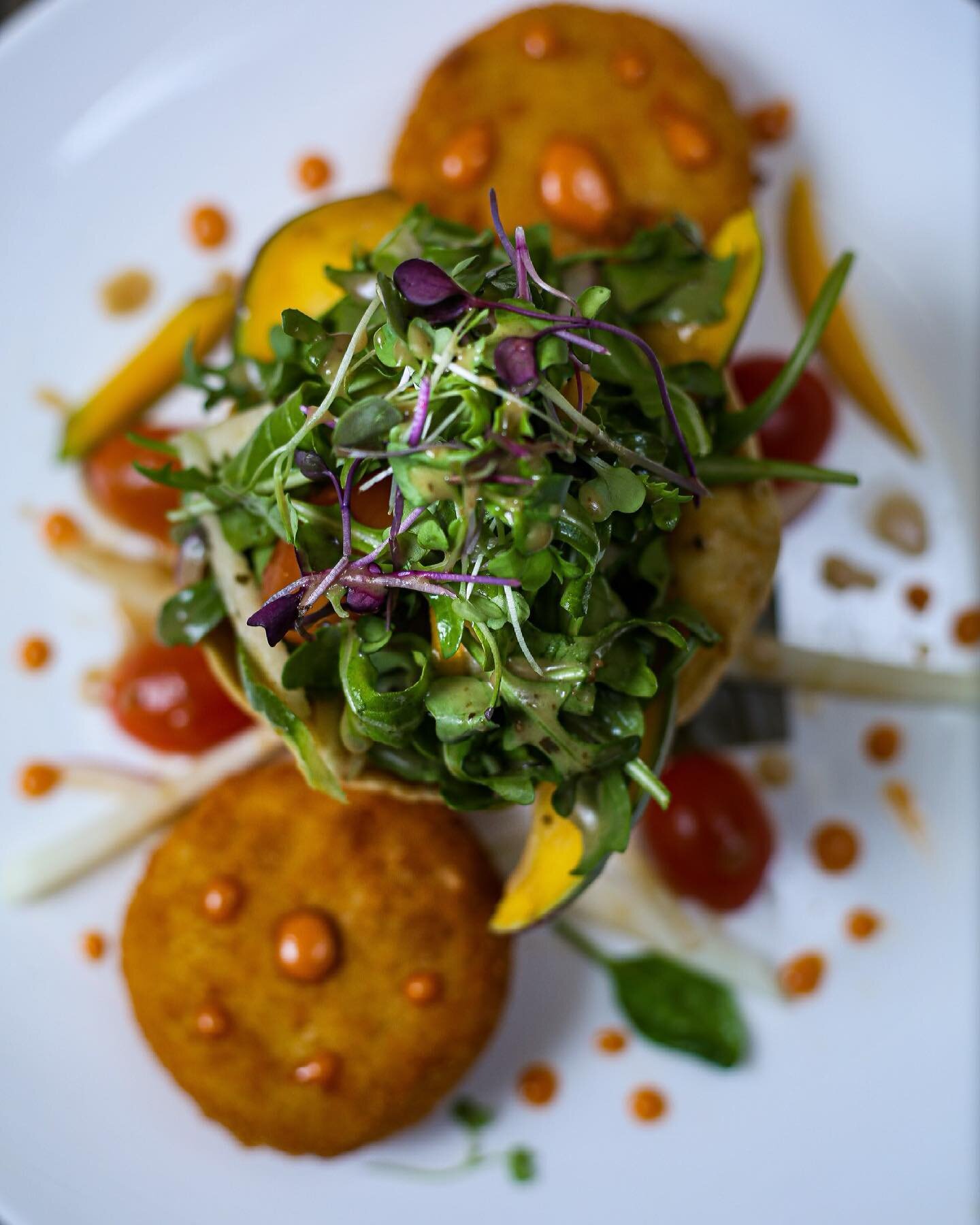 Spring Salad, a little something light and crunchy 🥬 We&rsquo;re loving this weather mi gente hope you are too! Catch our after work Happy Hour 1-6pm (Tuesday-Friday) 
.
.
.
#bocaitony #jacksonheightsnyc #queensnyc #queenseats #latinfusioncuisine #l