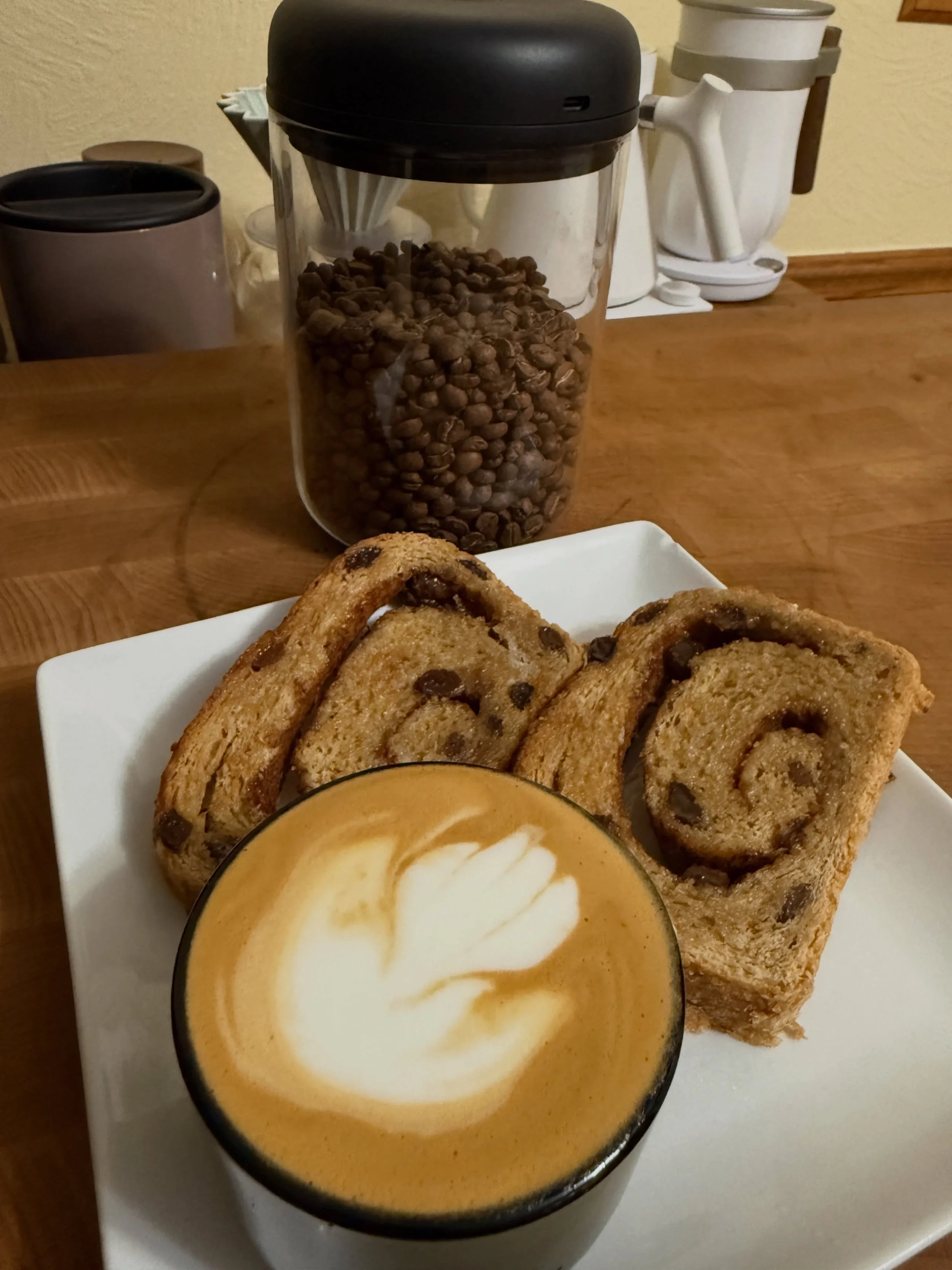 Cinnamon Raisin Toast &amp; Vanilla Cortado 

Fresh-Milled Loaves made by @4wardfarms 🫶🏽
✨Be sure to get yourself some delicious loaves the next time they are available from Tara and Brad!