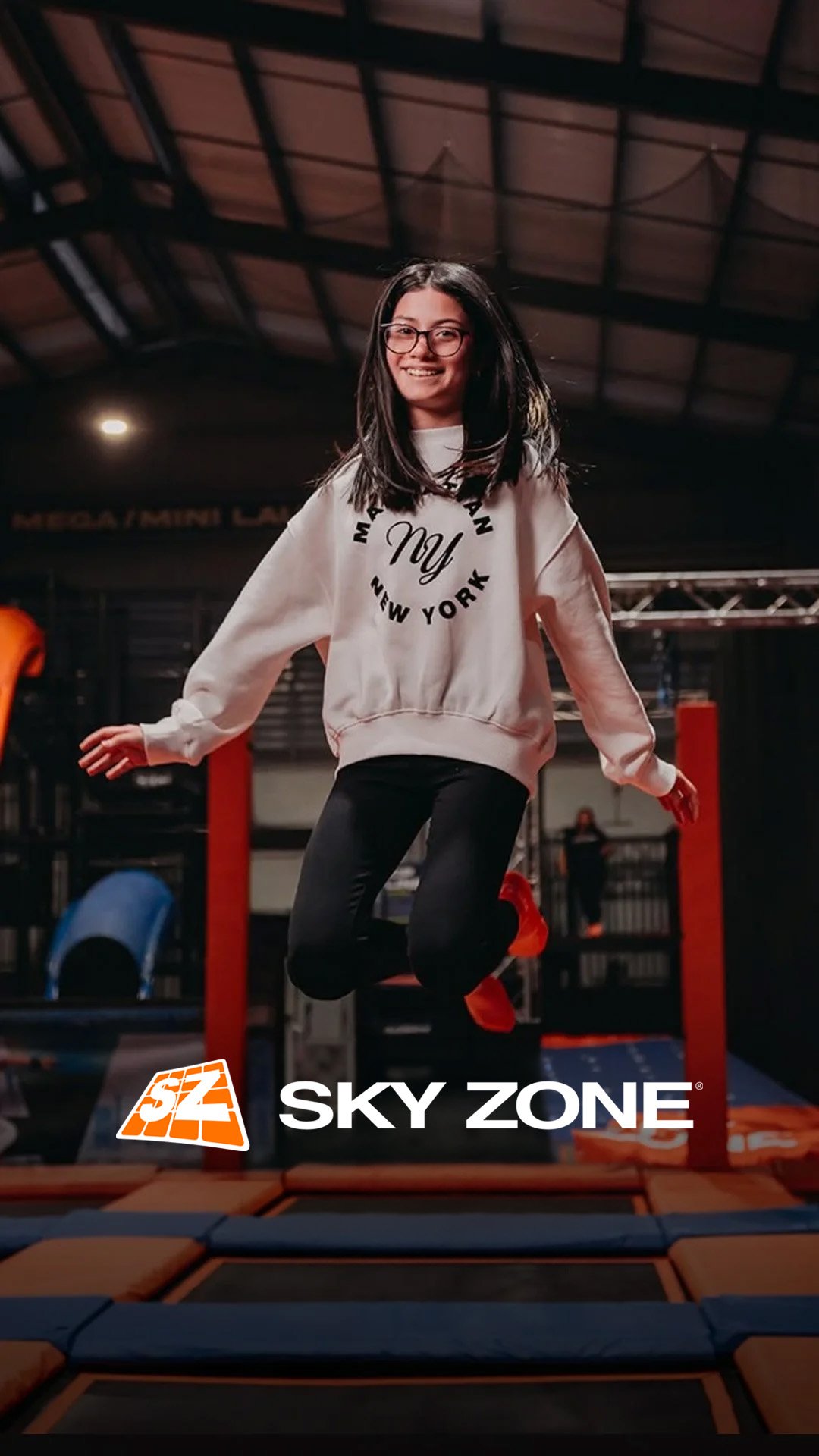 Sky Zone es la cadena de parques de trampolines de pared a pared más grande del mundo. Ofrece áreas de juego activo, canchas de salto libre, piscinas de esponjas, circuitos de obstáculos y zonas de quemados diseñadas para el entretenimiento.