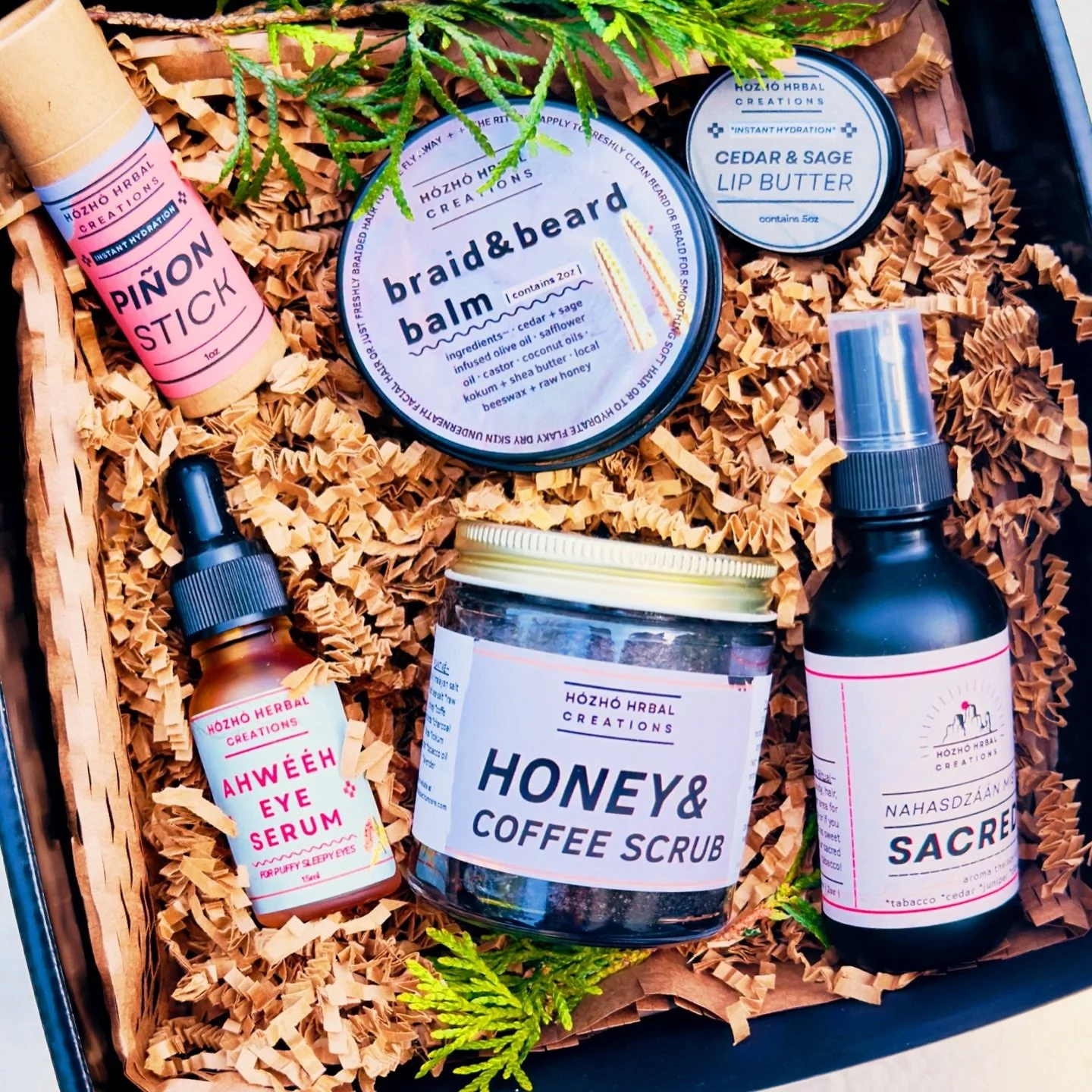 This weekend I&rsquo;ll be at Delta Park Powwow and featuring these 🆕 products in celebration of Fathers Day!  I love putting these self care gift sets together for you all! Inside features~

✽ ʜᴏɴᴇʏ + ᴄᴏꜰꜰᴇᴇ sᴀʟᴛ sᴄʀᴜʙ 
✽ sᴀᴄʀᴇᴅ ᴍɪsᴛ ᴡ ᴛᴀʙᴀᴄᴄᴏ &bul