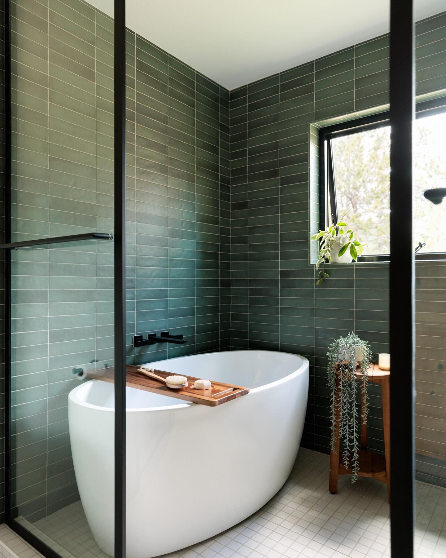 It&rsquo;s Friday! Who else is planning to kick off their weekend with a relaxing soak? 🛀

Guest bath at our #80smountainfixer project, shot by @davidlauerphoto for @5280magazine. 

#interiordesign #coloradointeriors #bathroom #bathroomdesign #homer