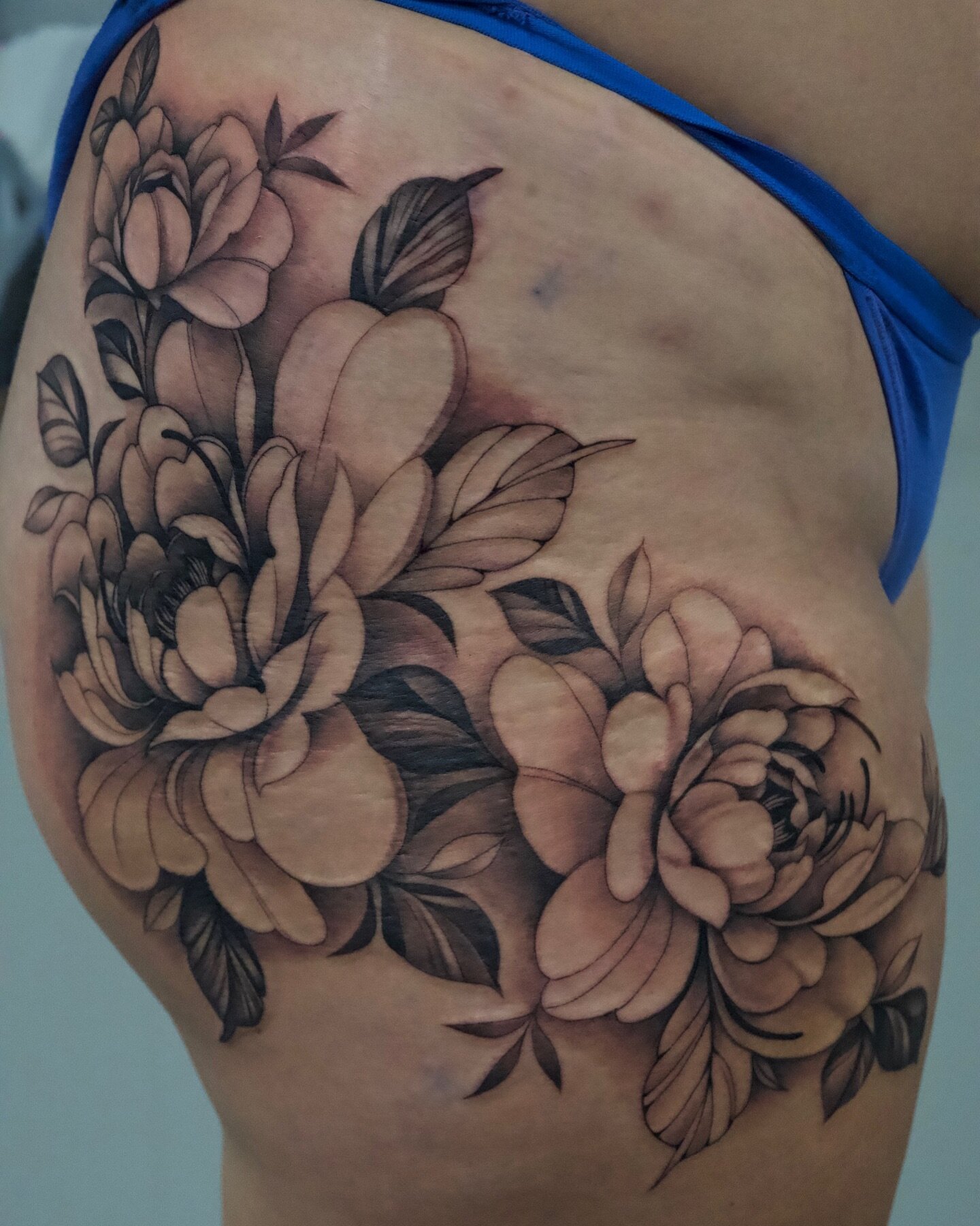 Flower hip tattoo done by @brandedredart 
So elegant and feminine🥰
Come get your next tattoo done by us, scheduling available thru our website✨
#mesaaz #mesa #tattooshop #aztattoo #tattooer #tattoos #kwadron #hustlebutter #safetattoo #art #bodytatto