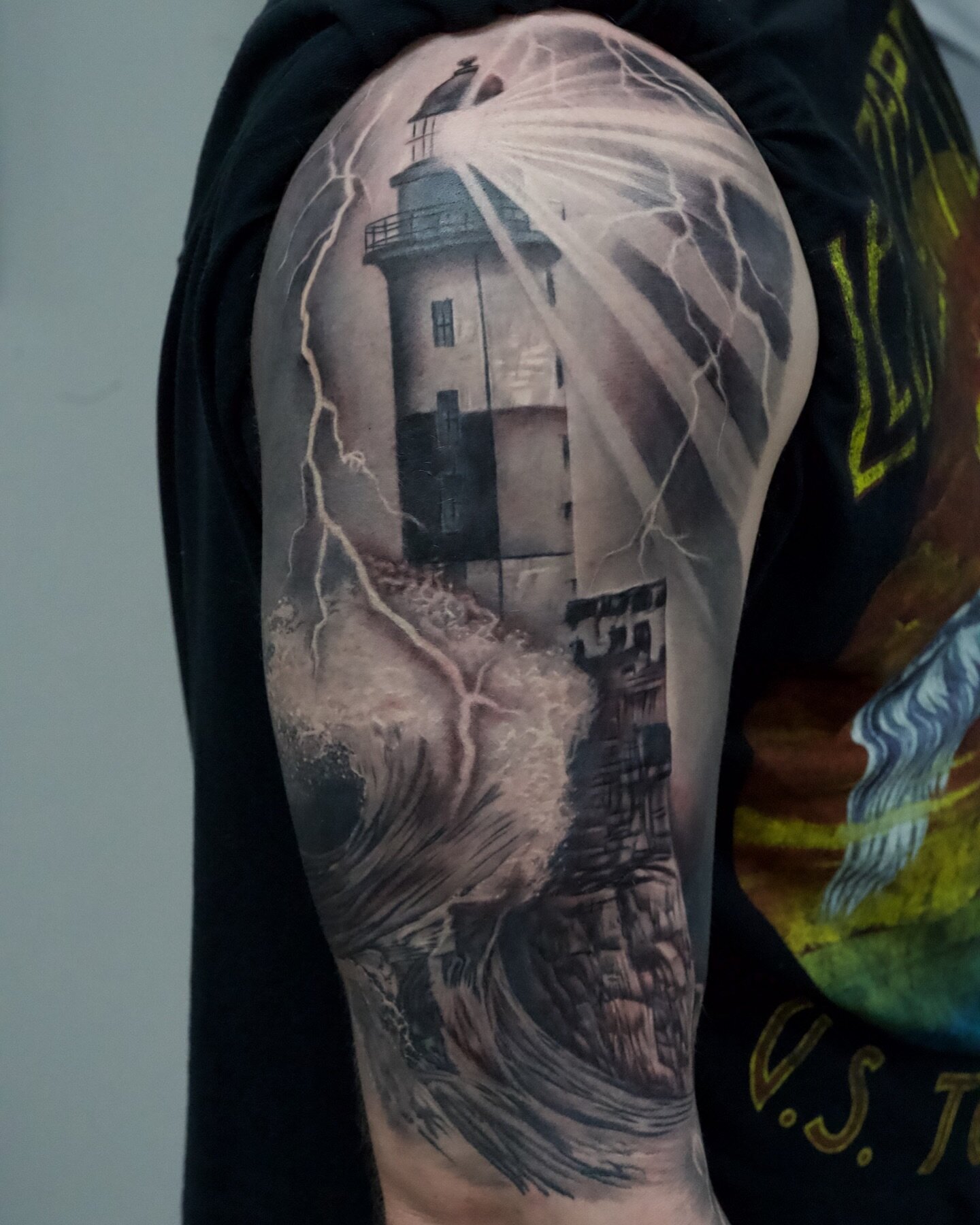 Look at the detail on this Lighthouse tattoo! 😮&zwj;💨
Crafted by @brandedredart_backup 
*we&rsquo;ve been a little behind on getting back to our tattoo inquiries for Brandon although the next few days are dedicated to that &amp; you should all hear