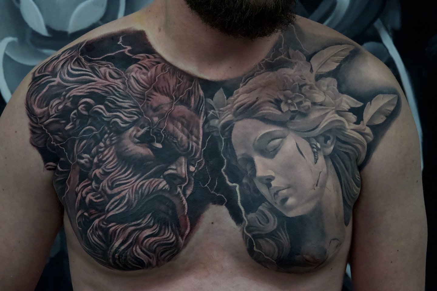 Embodying the timeless allure of Greek mythology with this epic chest tattoo🏛️💪 Left side of photo is fresh, right is healed! The healed tattoo speaks volumes to our lead artist&rsquo;s @brandedredart skill level😮&zwj;💨
&mdash;&mdash;&mdash;&mdas