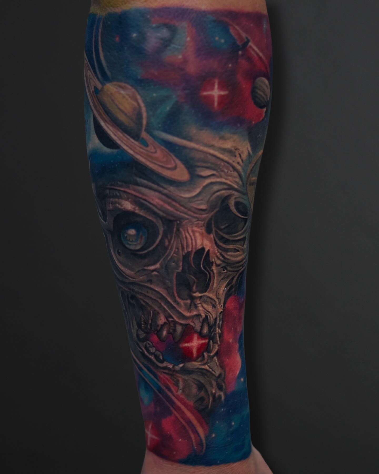 This piece by @brandedredart is out of this world, literally😜🪐
Bold color, insane detail, and otherworldly vibes all in one forearm piece💀💫Rotting in zero gravity via zombie apocalypse never looked so good🙌🏼
Book your tattoo at Www.Redarttatt