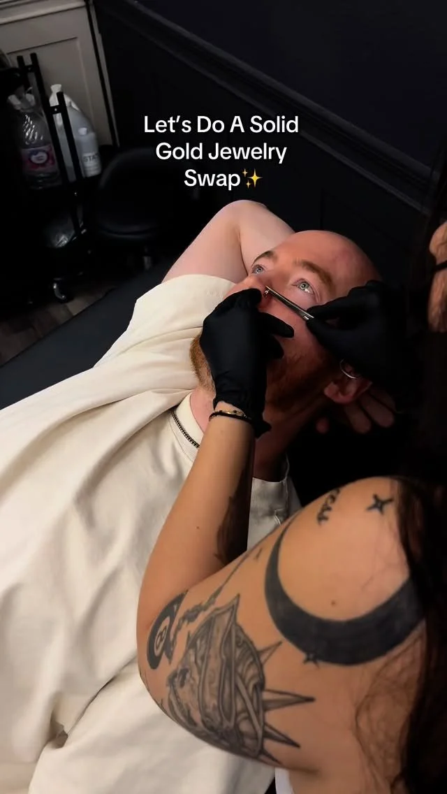Swapped his old nostril piece for this solid gold double hoop😍✨Done by @mariaxmods
Book your piercing or jewelry change at Www.Redarttattoopiercing.Studio or text 602-698-2534
#arizona #mesa #phoenix #mesaaz #phoenixaz #tattoo #tattooartist #pier