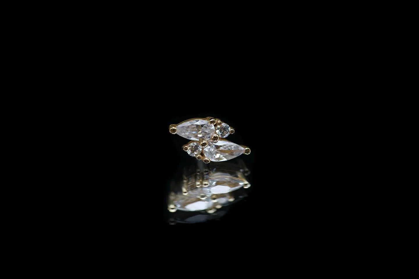 This double pear in yellow gold & round cubic zirconia by @buddhajewelryofficial is a stunner✨
Which piercing would you want with this piece? Leave a comment💛
Book an appointment at Www.Redarttattoopiercing.Studio or 602-688-2534
#arizona #