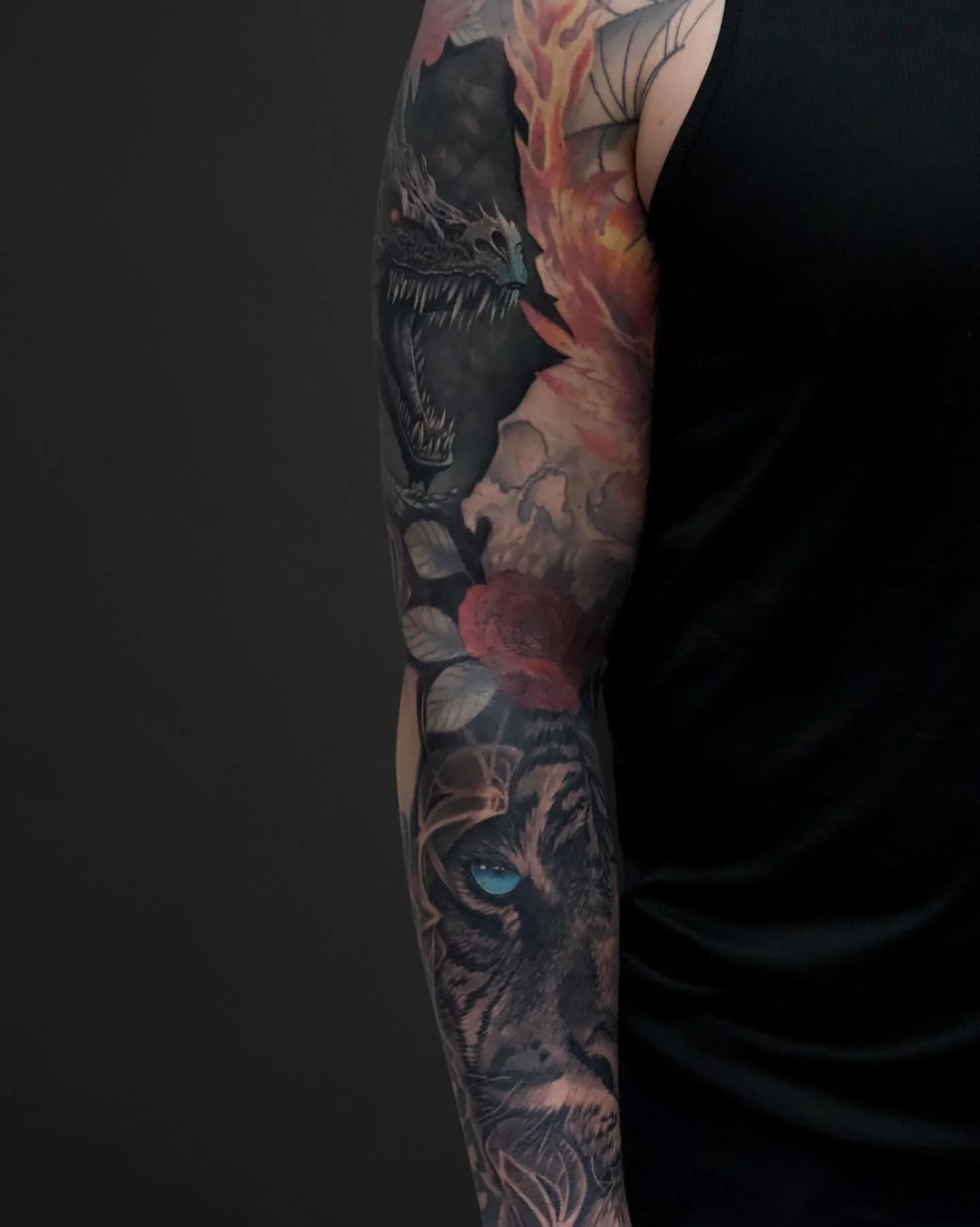 Swipe for more of this sleeve by @brandedredart 🔥
Which do you love more, the details of the tiger or the dragon?😮‍💨