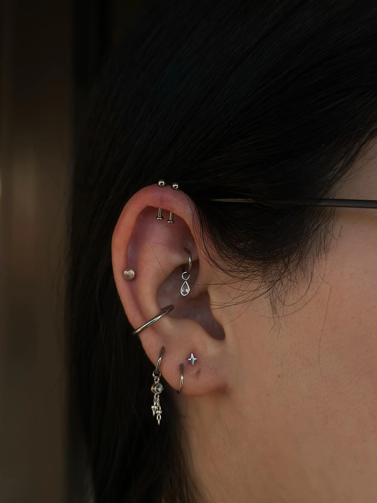 How cute this white gold &amp; titanium ear styling combo?✨

A fresh double vertical helix, fresh lobe stack, and rook upgrade adding the charm💎

Book an appointment at Www.Redarttattoopiercing.Studio or text 602-688-2534

#arizona #mesa #phoenix #m