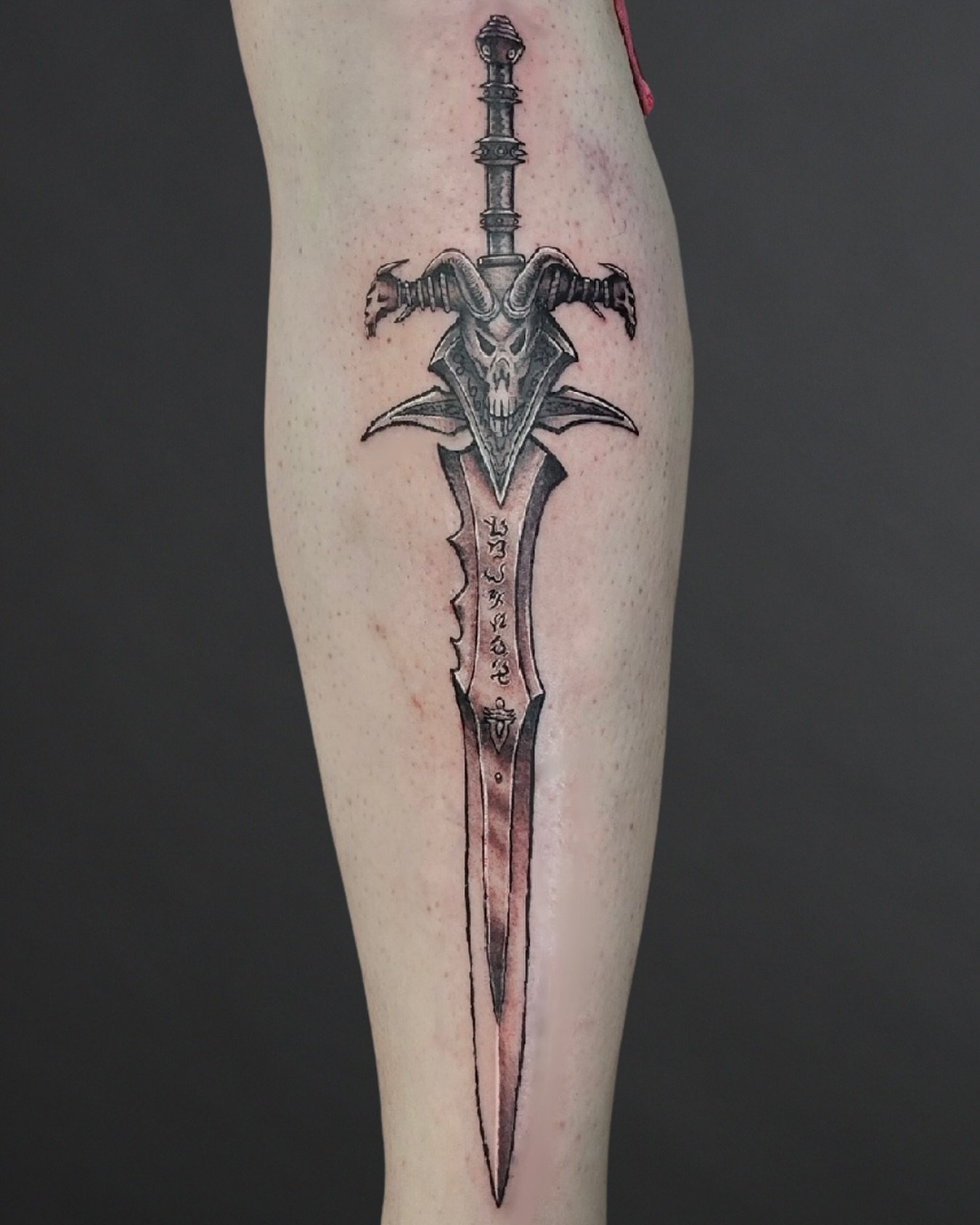 Sharp detail ⚔️

Tattoo by @_kc_tattoos
Book with Casey by texting +1 (480) 648-9872 or online at www.redarttattoopiercing.studio

#tattoo #tattooartist #blackandgreytattoo #finelinetattoo #swordtattoo #arizonatattoo #mesa #phoenix #redarttattoopierc