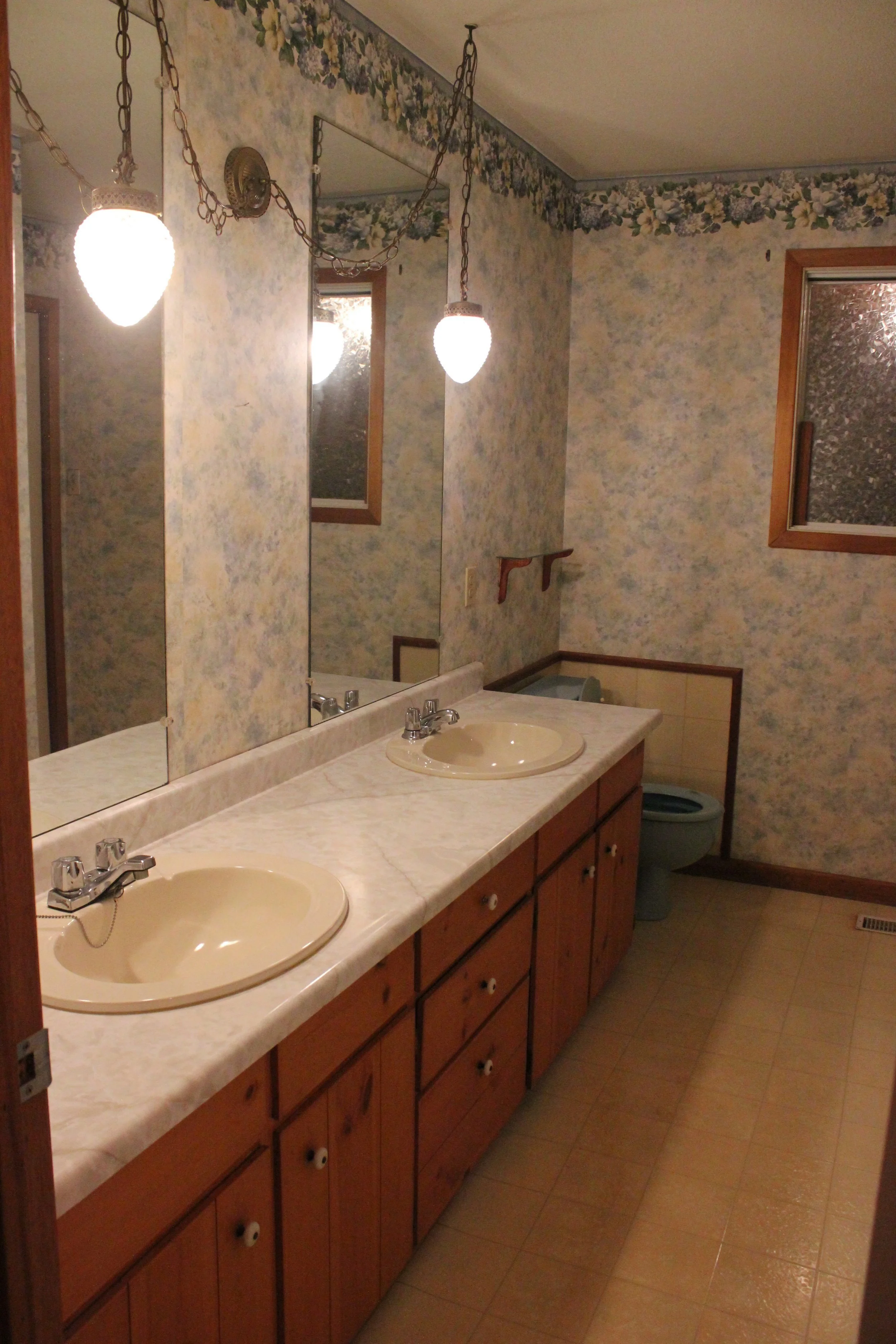 Main Bathroom 2.jpg