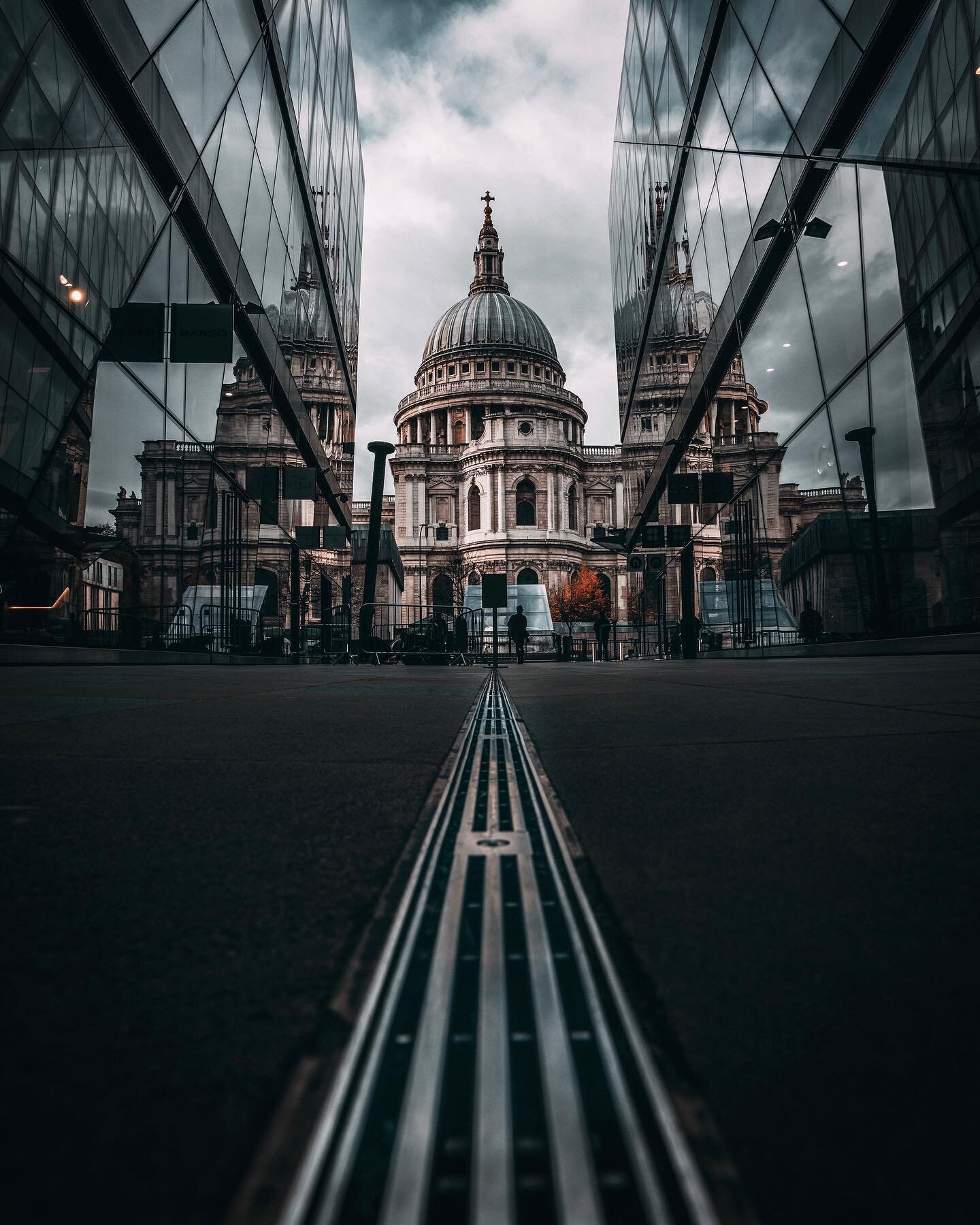 London wanderings 🇬🇧 
.
.
.
..
...
.
.
...
..
.
#agameoftones 
#citygrammers 
#uk_shooters 
#trappingtones 
#heatercentral 
#all2epic 
#urbanromantix 
#shotzdelight 
#toneception 
#urbanandstreet 
#citykillerz 
#urbanaisle 
#toneception 
#milliondo