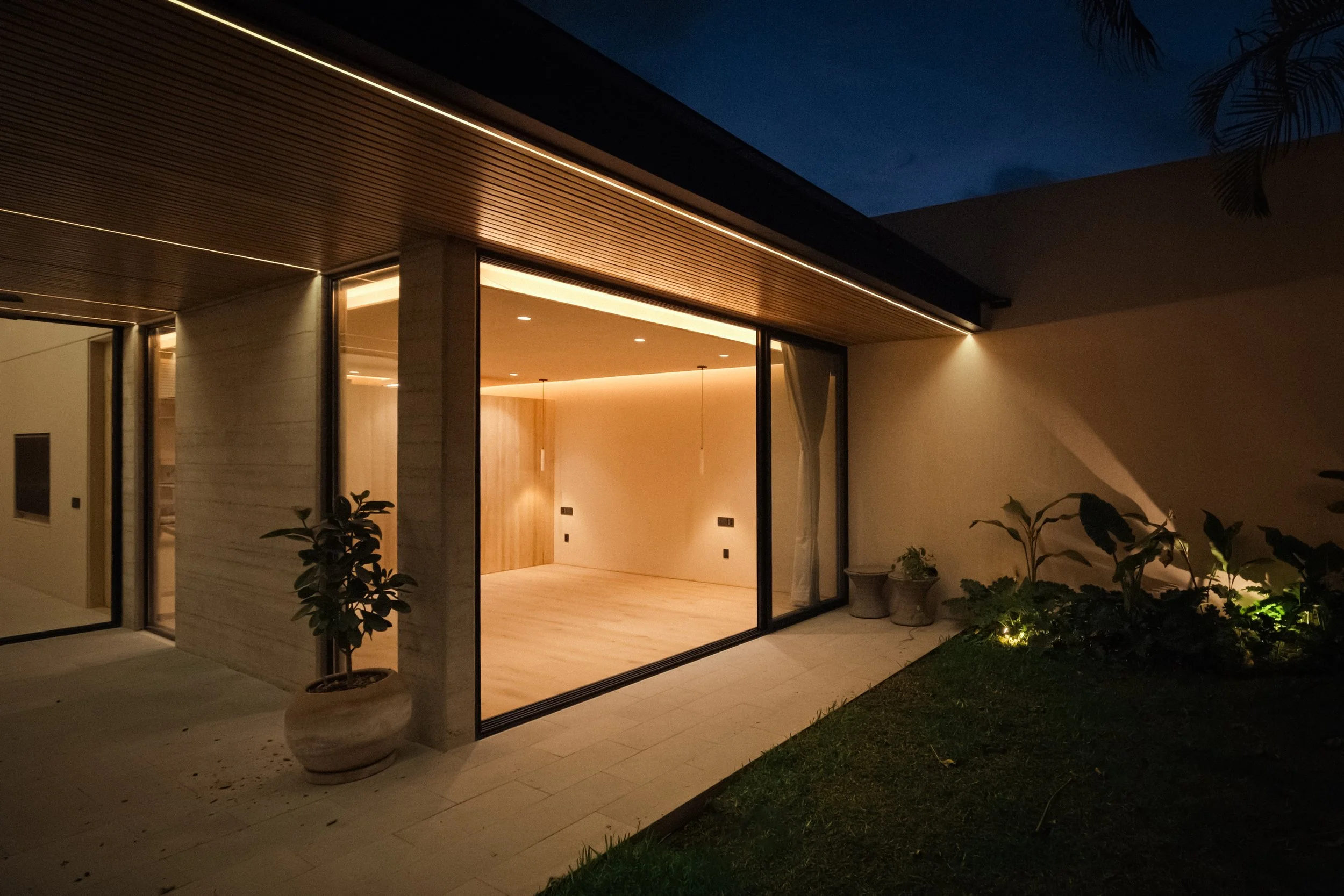 008 patio noche.jpg