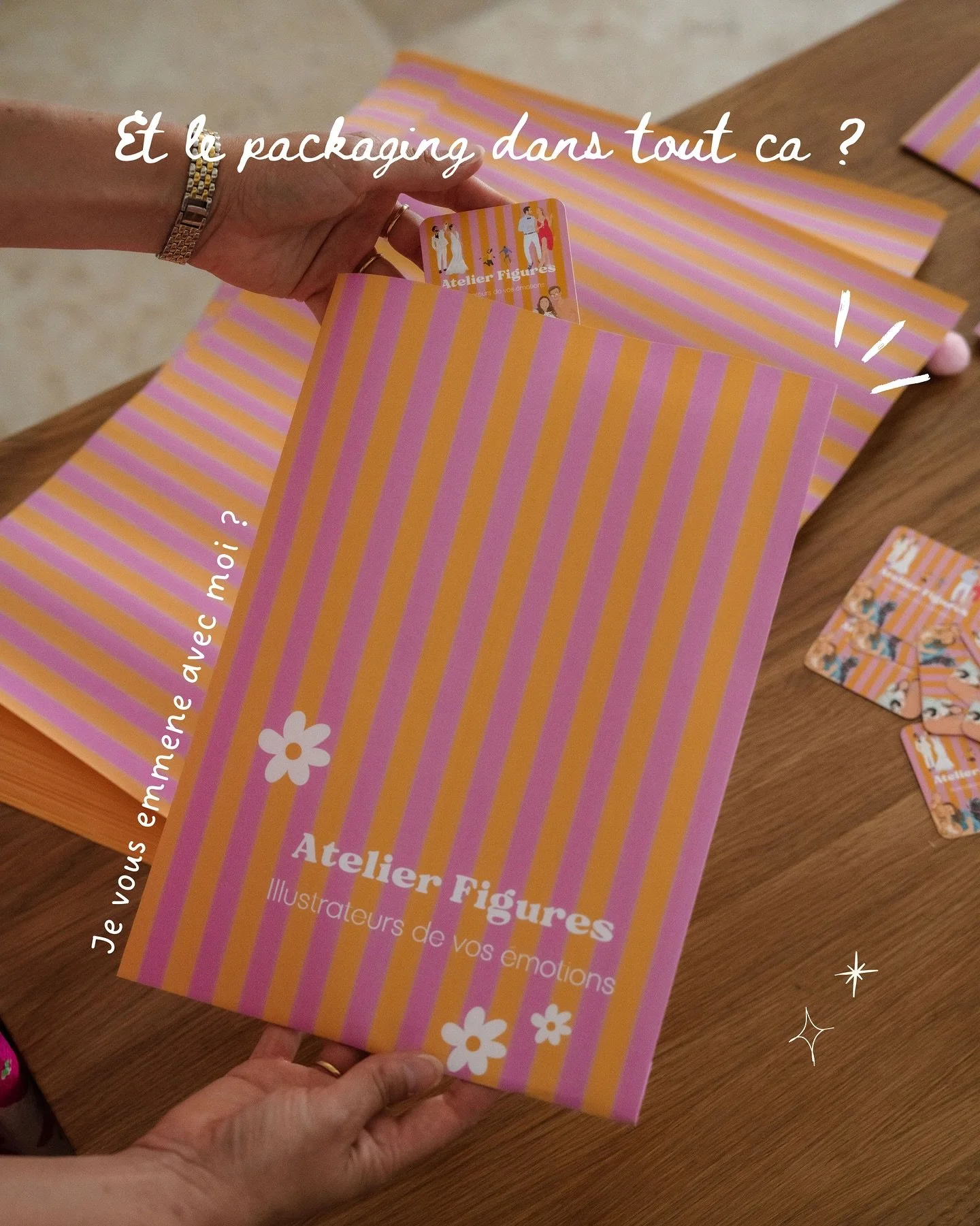 A No&euml;l je gal&egrave;re avec les papiers cadeaux&hellip; Mais vos illustrations ? Emball&eacute;es comme des reines 👑

Photos : @cabinet.poetique 

#illustrationfran&ccedil;aise #faitmainavecamour #packaginglove #coulissesatelier #teamgaleredep
