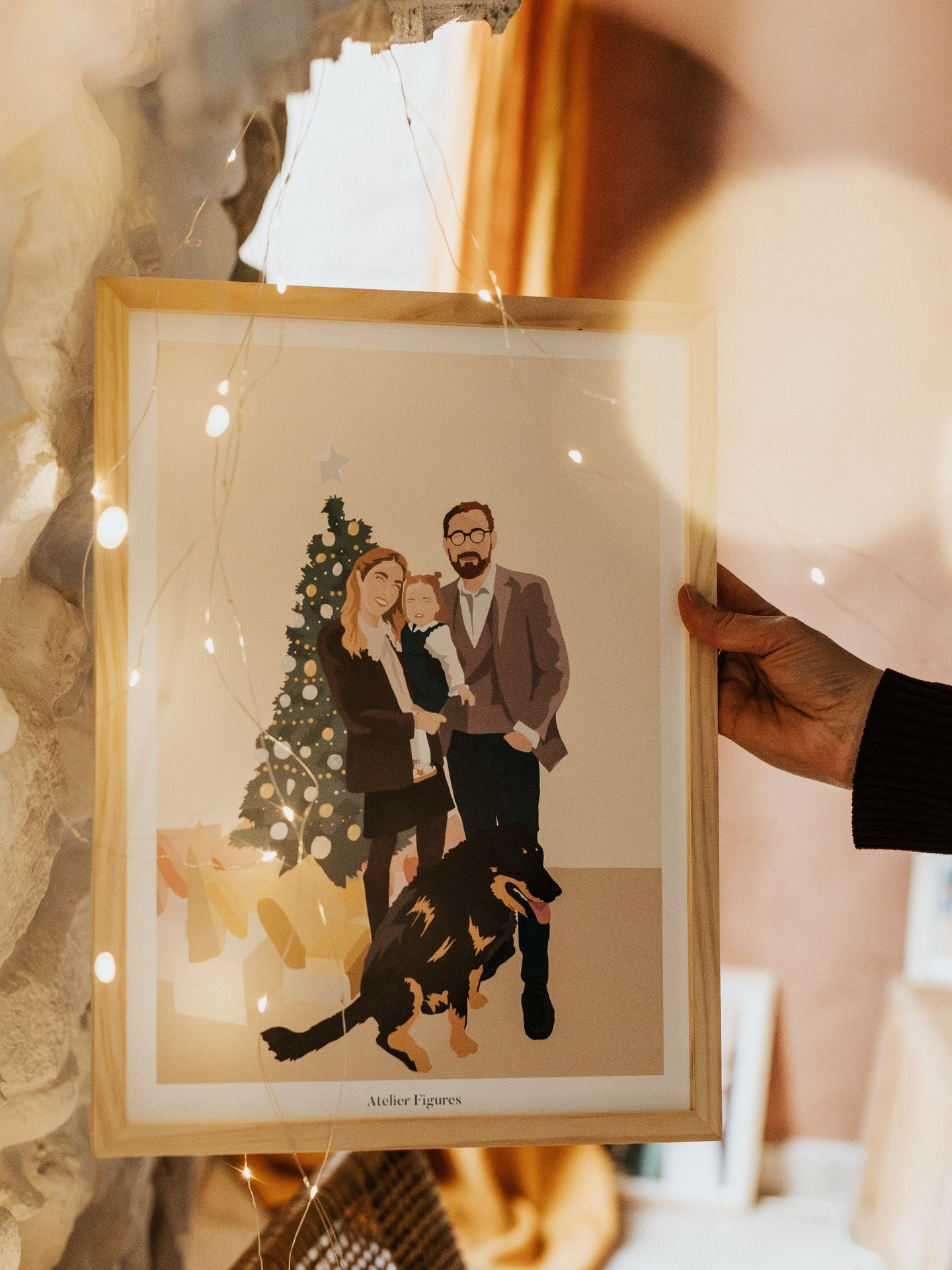 Dans un mois tout pile, c&rsquo;est le r&eacute;veillon de No&euml;l&hellip; et j&rsquo;ai tellement h&acirc;te ! 🎄✨
En ce moment je dessine non-stop, et je pense d&eacute;j&agrave; &agrave; la r&eacute;action de vos proches quand ils d&eacute;couvr