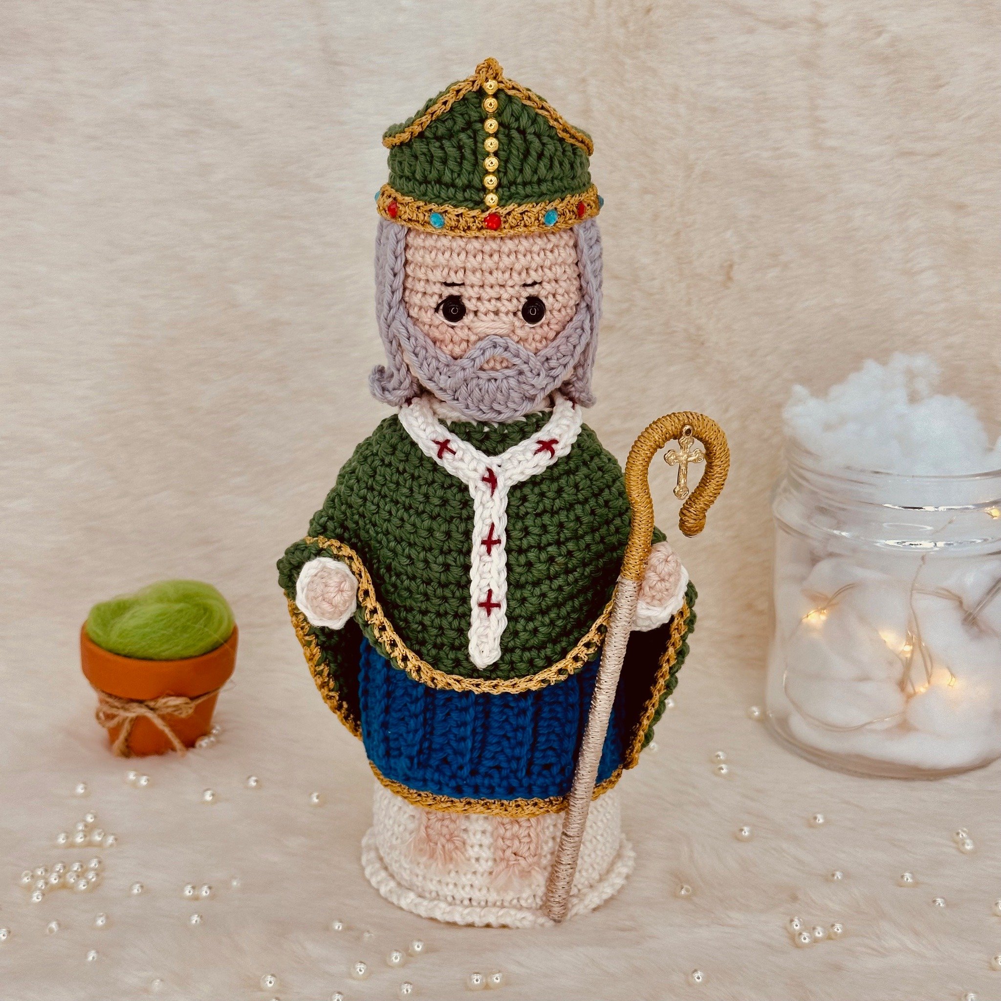 🍀💚 Did you know? Saint Patrick, Ireland's beloved patron saint, was pivotal in bringing Christianity to the Emerald Isle. Born in Britain and once captured by Irish raiders, he returned with a mission of faith. 📖✨ Legend has it he used a simple sh