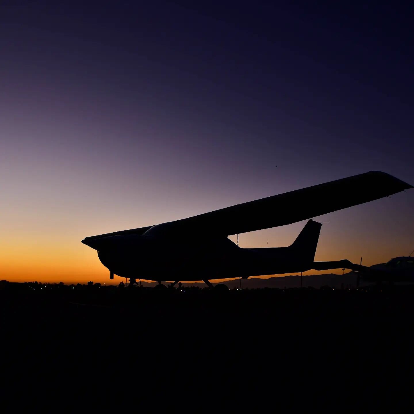 With the sun setting just past 5pm PST it's a good time to get your Night requirements done. 🌜

#californiaaviationservices #nightflight #flightschool #learntofly #asel #ppl #cessna172 #cessna #cessna150 #cessna172rg #riversidemunicipalairport #kral