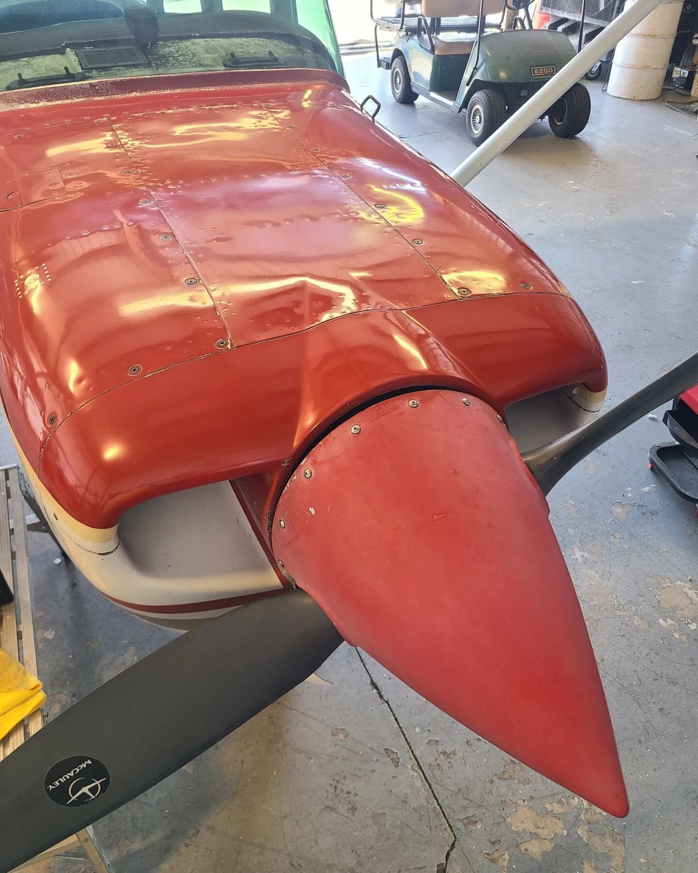 Our RG cutlass getting in house treatment. The red needed to be rejuvenated, Look at it pop now! 🤩

#aircraftdetail #aircraftbuffandwax 
#flightschool #learntofly #asel #ppl #cessna172 #cessna #cessna150 #cessna172rg #riversidemunicipalairport #kral