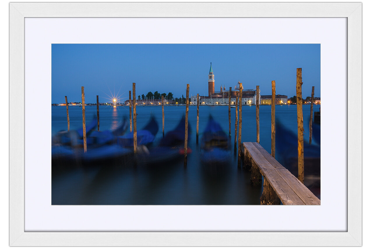 Gondolas_at_night.jpg