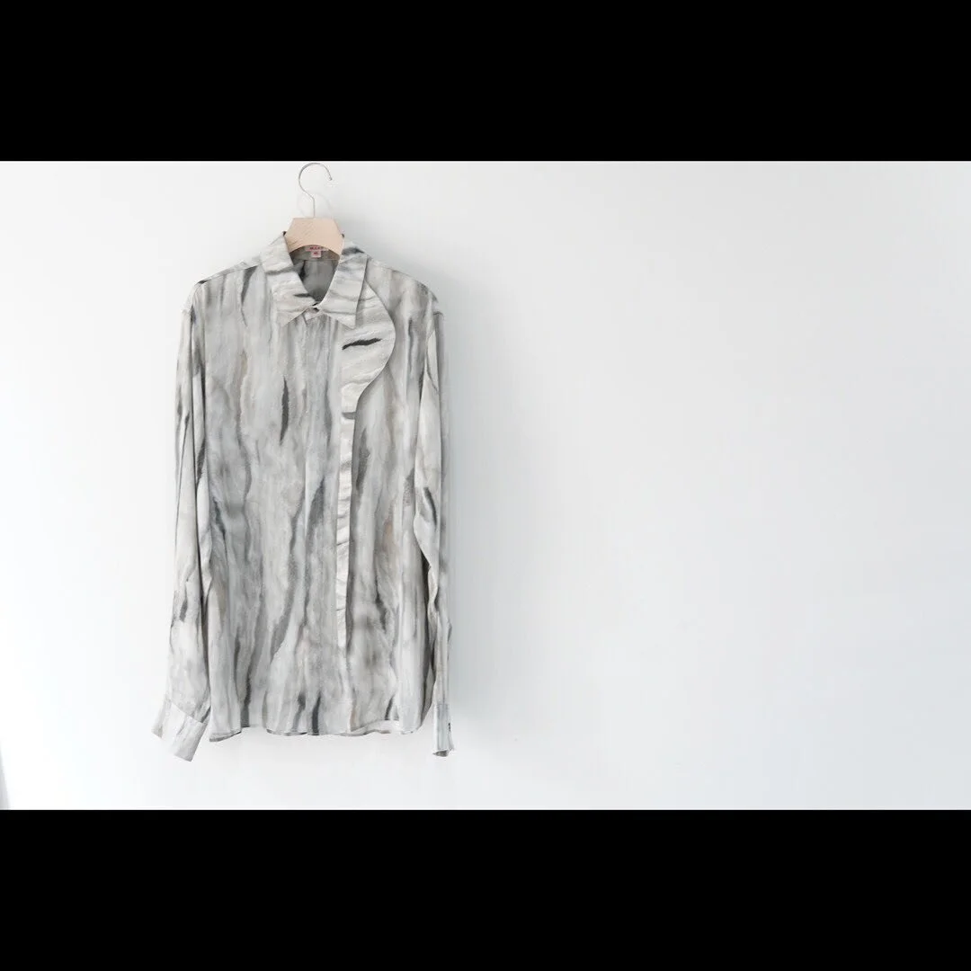 ・
・
・　
New Brand

M A S U
・
・
Dear A Man Like You were (I was),

M A S U（エムエーエスユー）の2021年秋冬コレクションで掲げられた「codes」　

ヴィンテージウェアを愛するデザイナーは、コレクションのテーマと関連する衣服の歴史や背景を紐解いていくことに余念がありません。
ことさら、メンズウェアは、時代性、当時のデザイン哲学や美学、それらを内包した文脈（コンテクスト）のうえに成り立っており、素材、フォルム、カッティング、