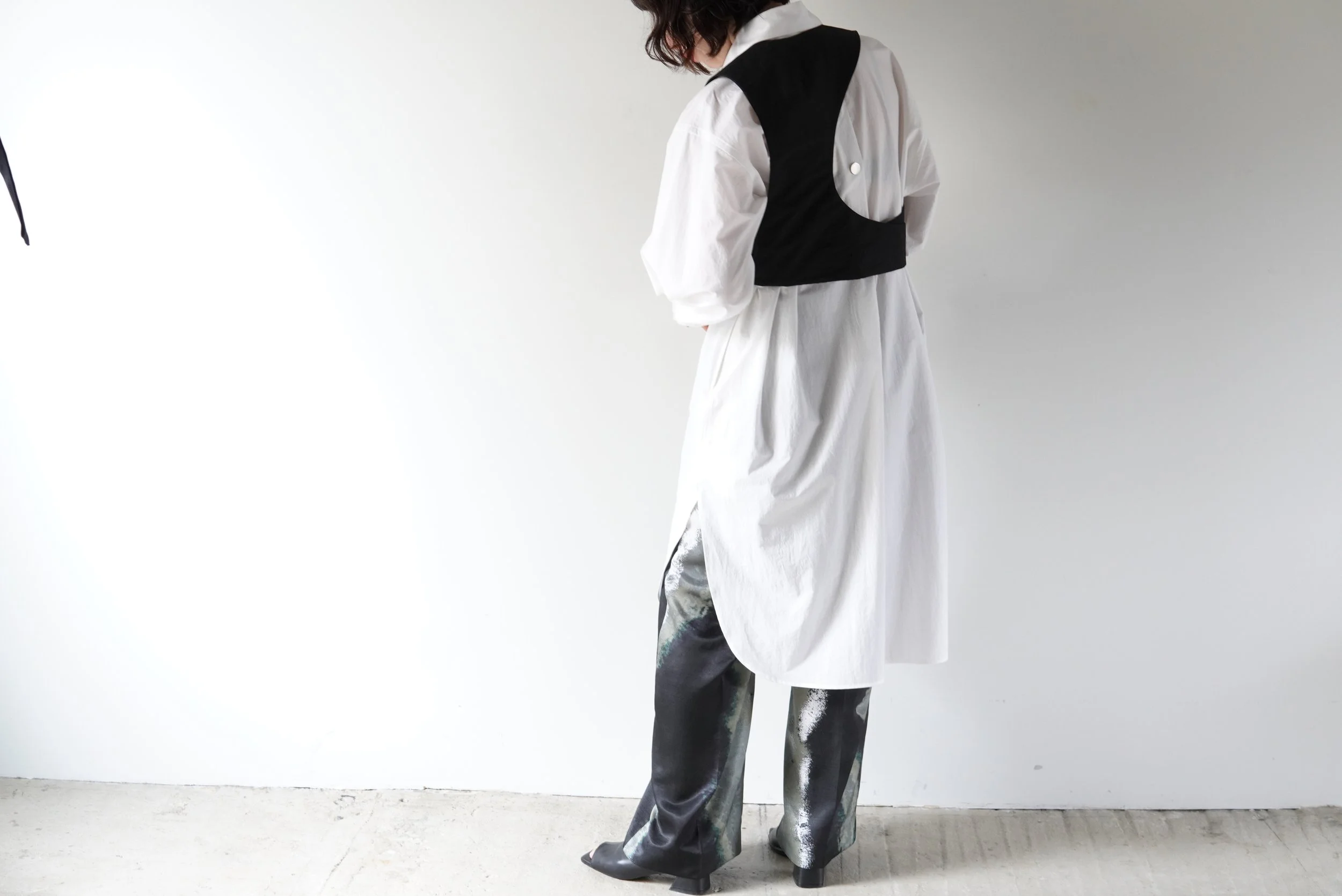 little suzie ： Curve Cut Out Short Gilet