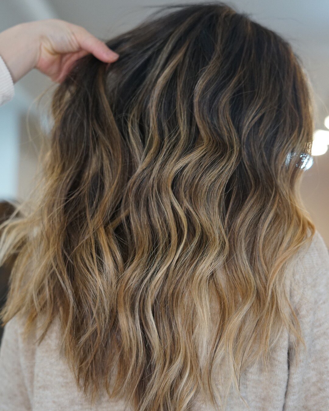 Less is more with a partial highlight to maintain contrast and add pops of brightness ✨ #protip⠀⠀⠀⠀⠀⠀⠀⠀⠀
.⠀⠀⠀⠀⠀⠀⠀⠀⠀
.⠀⠀⠀⠀⠀⠀⠀⠀⠀
.⠀⠀⠀⠀⠀⠀⠀⠀⠀
.⠀⠀⠀⠀⠀⠀⠀⠀⠀
.⠀⠀⠀⠀⠀⠀⠀⠀⠀
#arisahairny #chelseanyc #nyhair #nychair #partialhighlights #highlightshair #livedinhair 