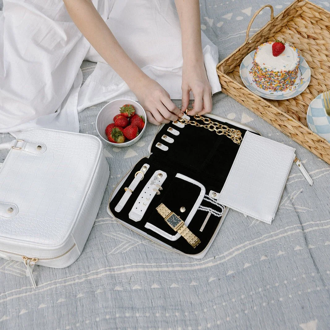 slim_and_organized_jewelry_holder_case.jpg