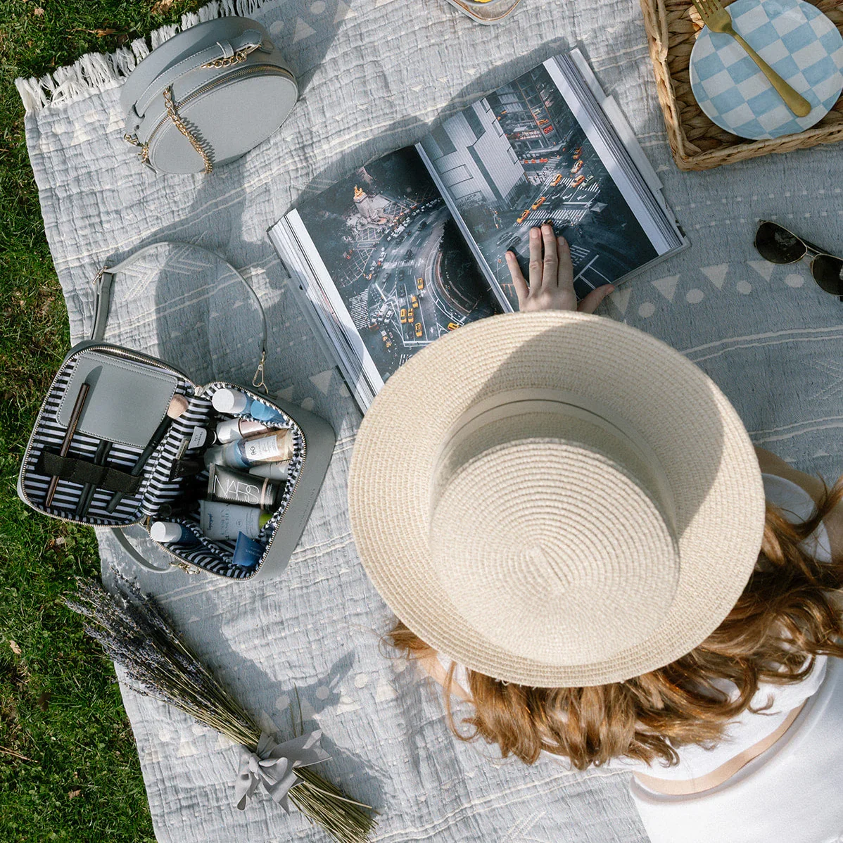 stylish_and_multifunctional_makeup_case.webp
