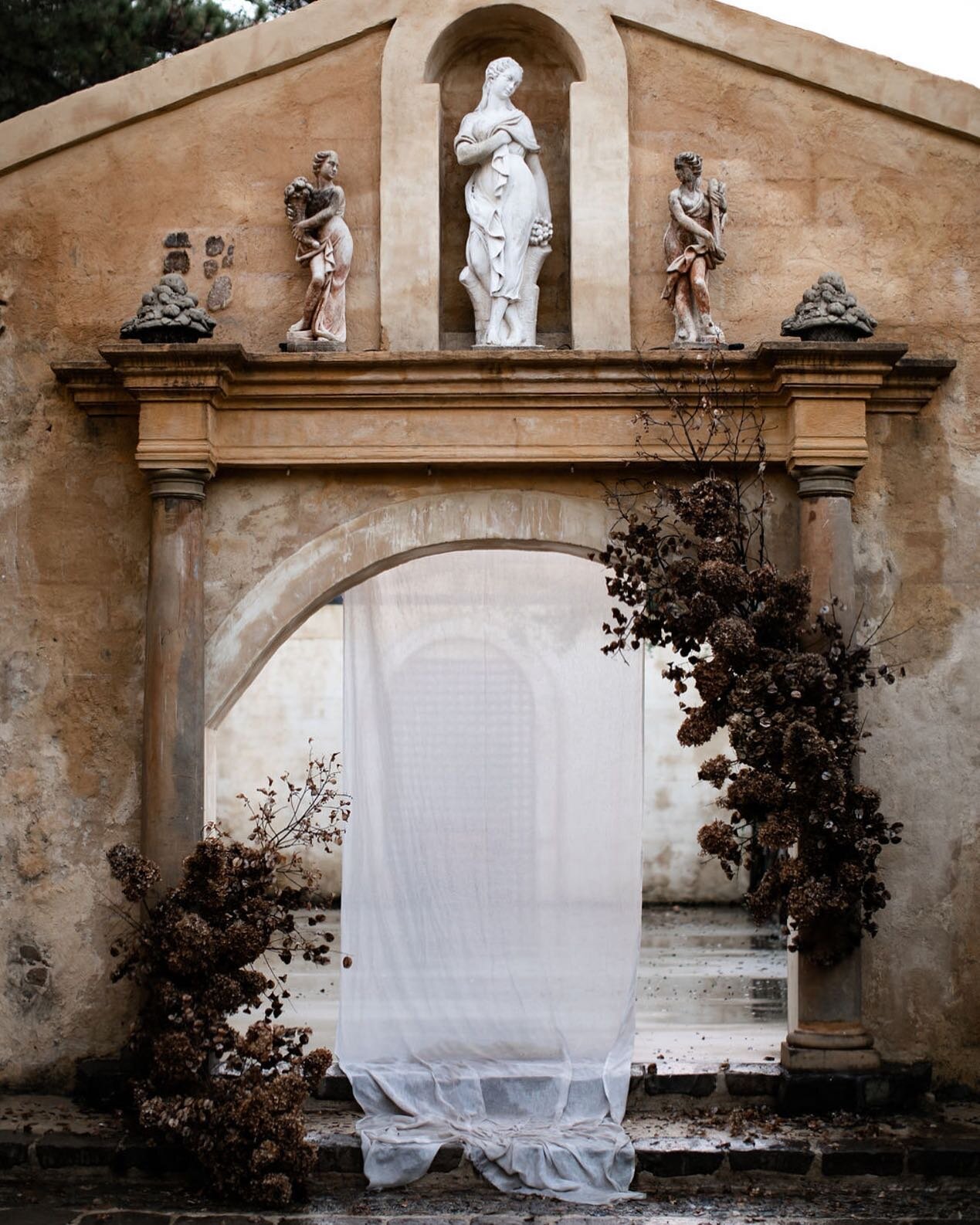 Ceremony Dreams...
Bold, chocolate florals by the ever talented @nikau.flora were a striking standout for this inspired collaboration.
As we shot the gorgeous ceremonial archway @deuxbelettes a soundtrack of people ooohhhing and aahhhing over the she