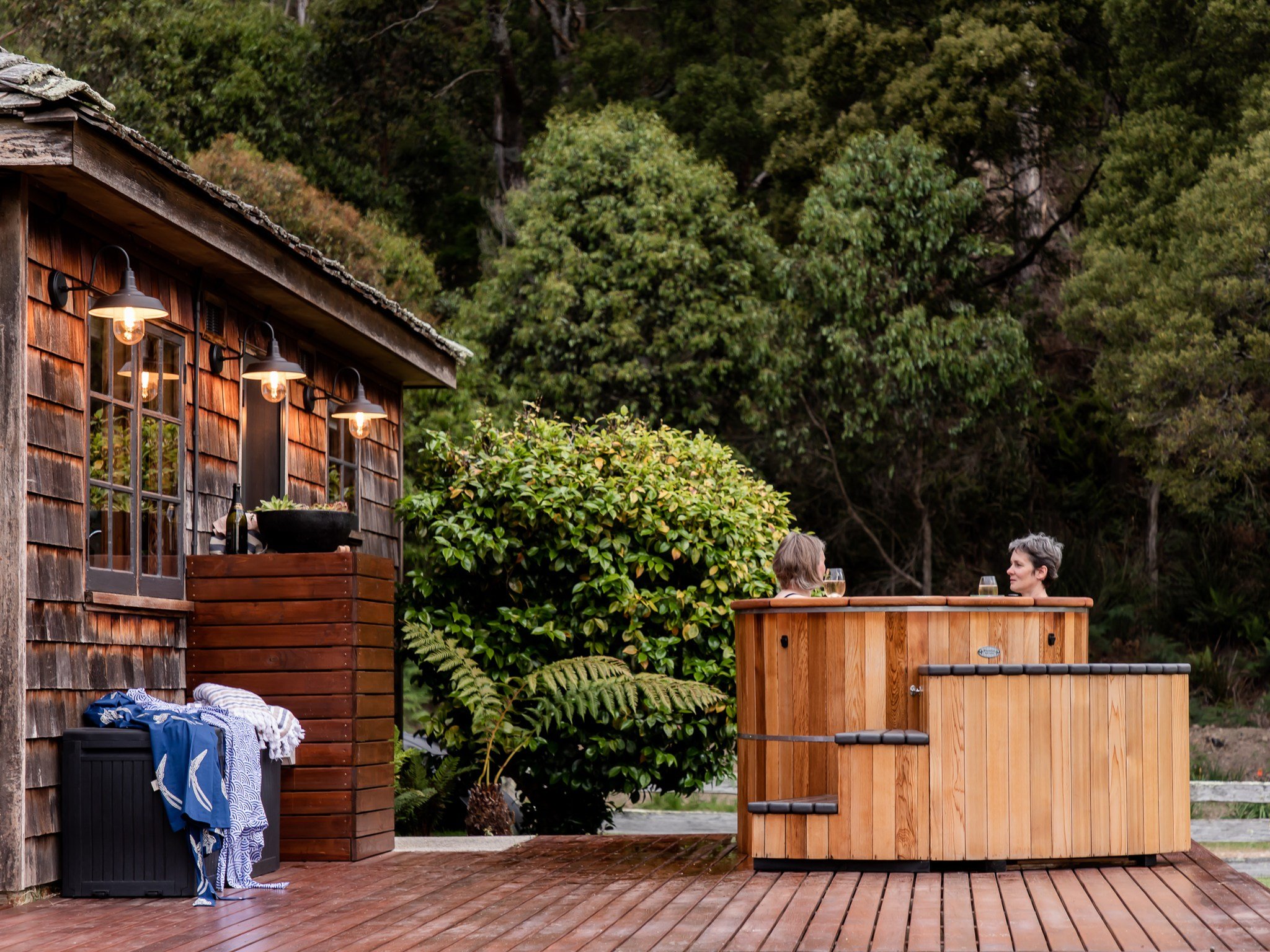 Grab your favourite person and take off for a few days of nature-based goodness.

Relax in the cedar hot tub under the stars and let everything else melt away.

📷 @natashamulhallphotography 
____________________________________
#CedarCottageMeander 