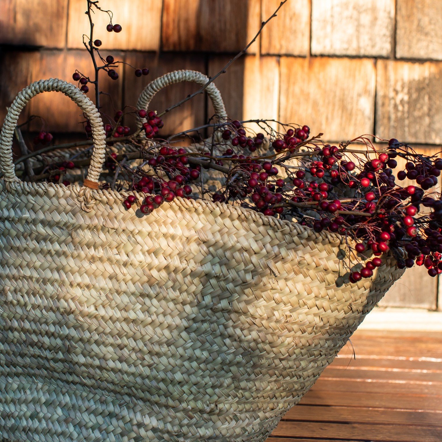 Happy Friday! 

As the weather cools, the hawthorn hedgerows lining our country roads sprout deep red berries before winter&rsquo;s icy slumber.

📷 @natashamulhallphotography
____________________________________
#CedarCottageMeander #Tasmania #Airbn