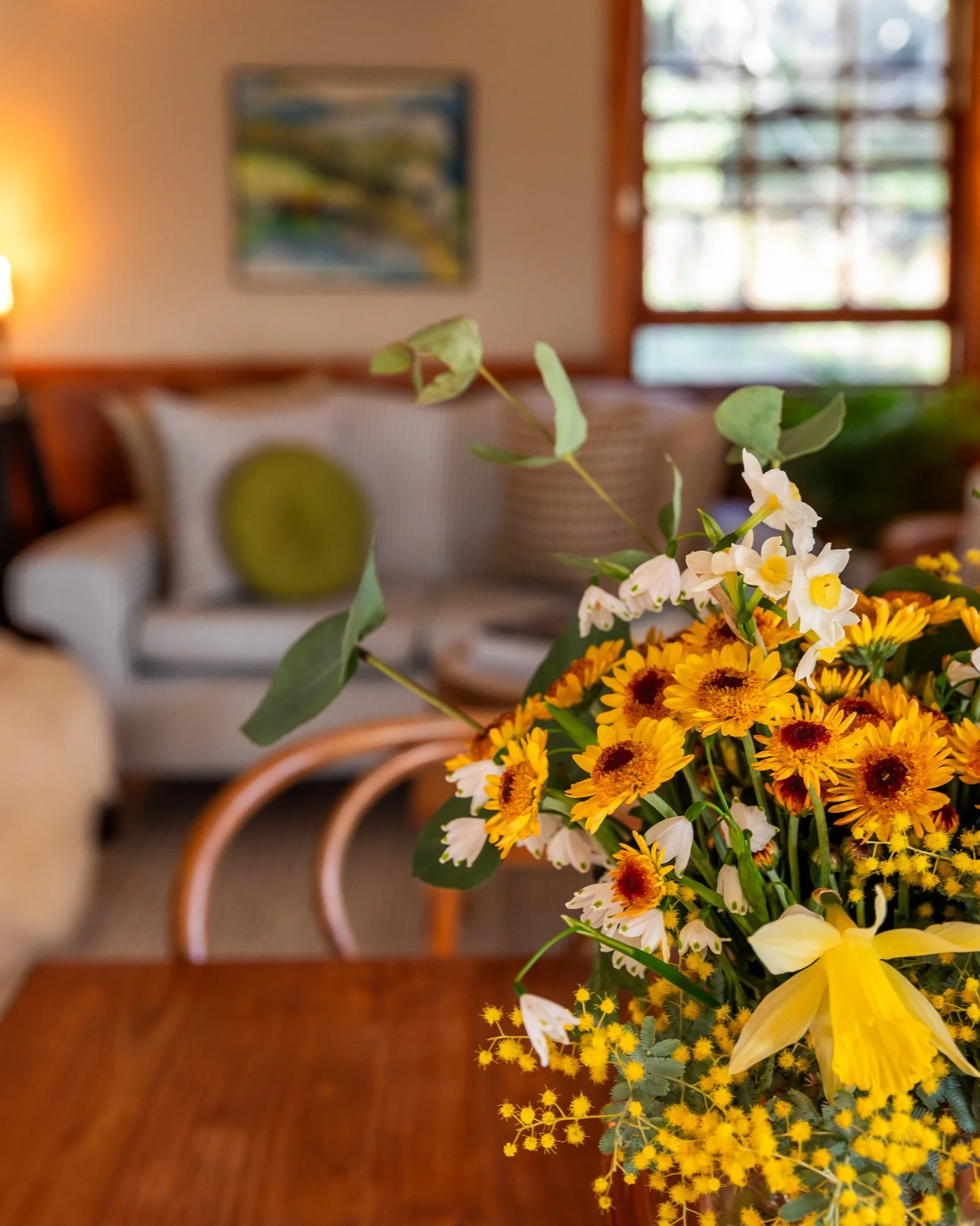A vase of spring cheer to brighten up this blustery day. 
π 
π· @natashamulhallphotography 
____________________________________
#CedarCottageMeander #Tasmania #AirbnbTasmania #DiscoverTasmania #NorthernTasmania #InstaTasmania #Tassiegram #koopar