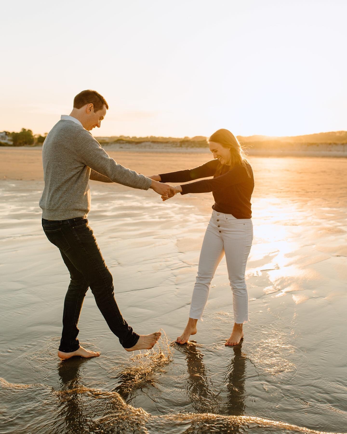 There's nothing quite like those classic New England beach sunsets 😍🤤
⠀⠀⠀⠀⠀⠀⠀⠀⠀
This engagement session was one for the BOOKS y'all. C+J are two of the most genuinely kind and down to earth humans and I absolutely loved getting to know them more du