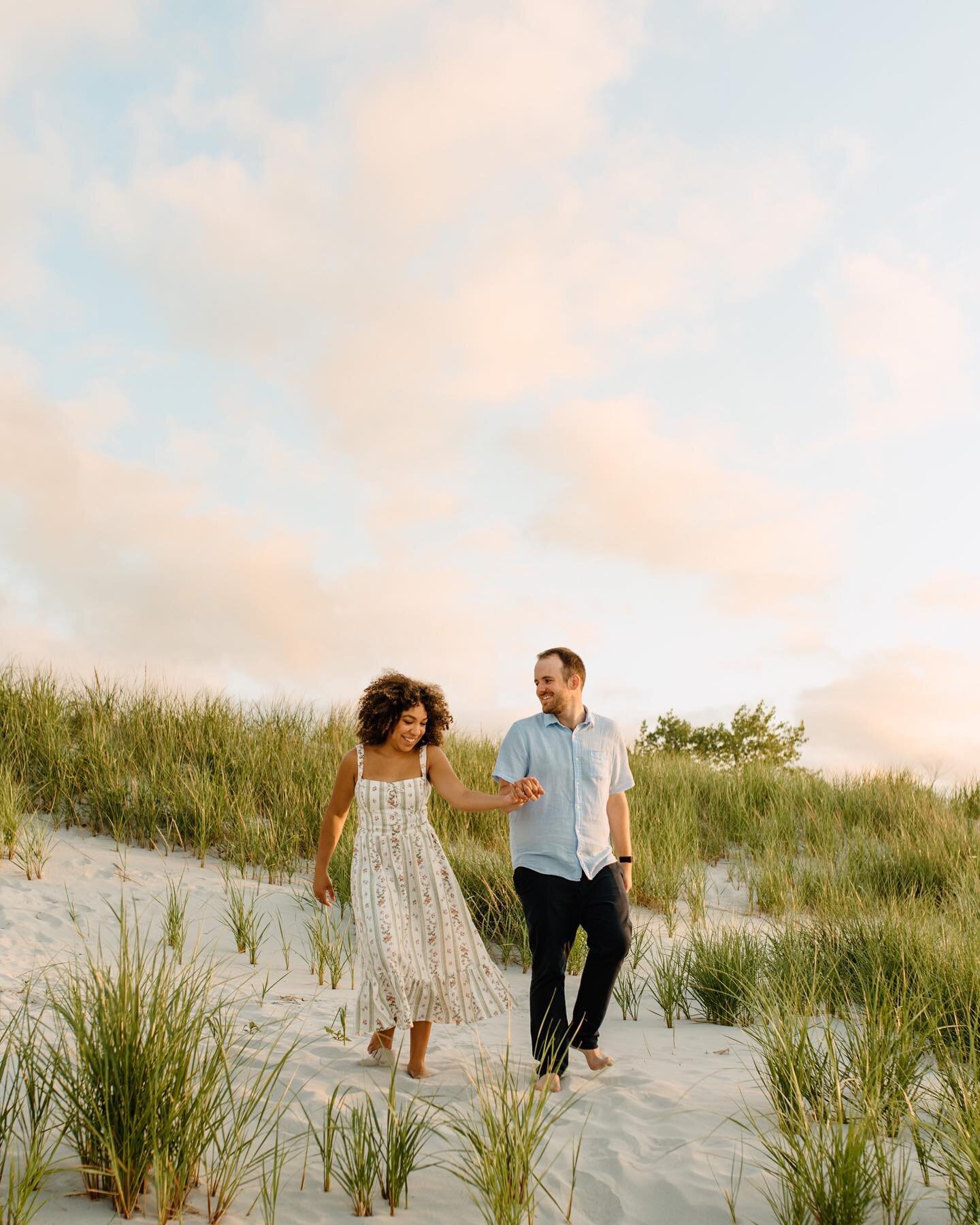 sandy toes, cotton candy skies and the cutest couple = the perfect Monday evening 💛
⠀⠀⠀⠀⠀⠀⠀⠀⠀
After a preeetty sweaty day in the city, it was a complete joy to drive out to Gloucester and frolic around the beach with C+B and mother nature was seriou