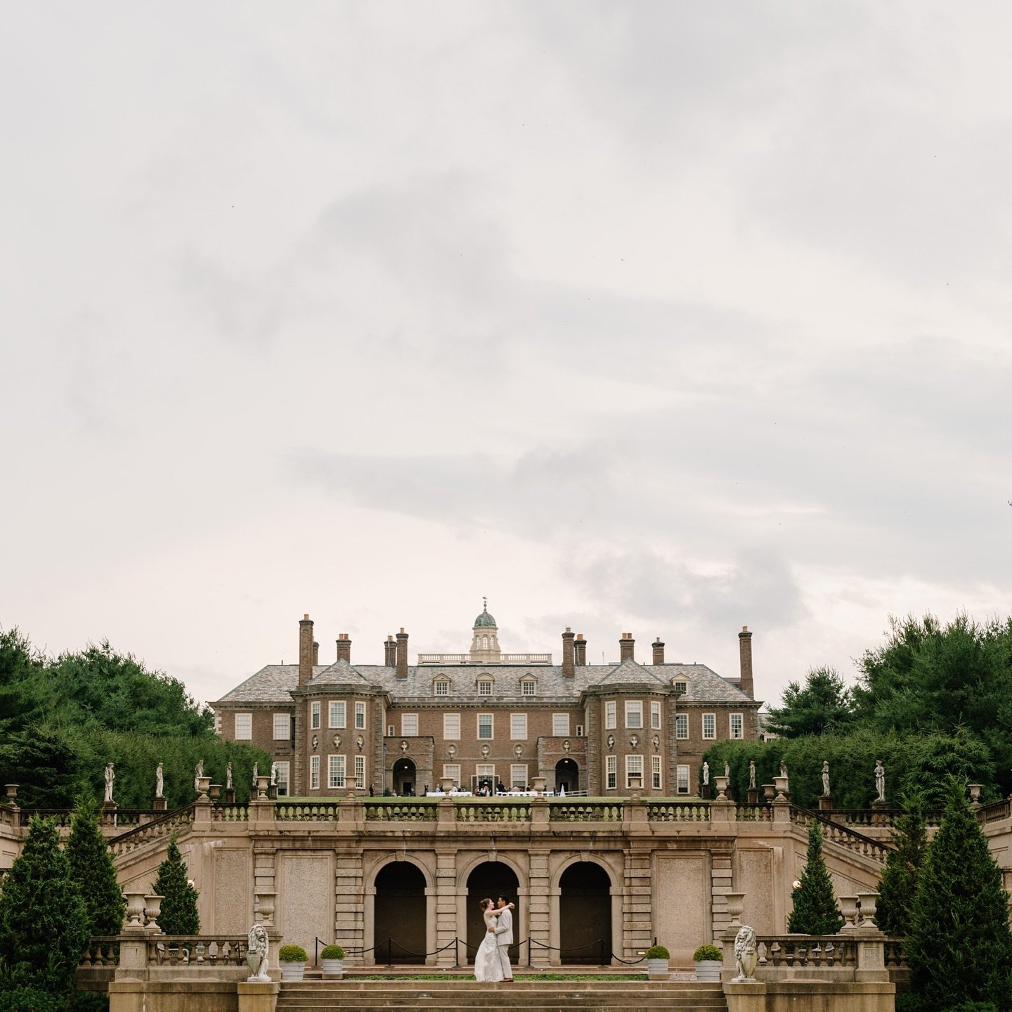 Even though we&rsquo;re deep into fall, I&rsquo;m still daydreaming (and catching up on posting) summer wedding days filled to the brim with love 💛 so, here are a few of my favorite portraits from I+M&rsquo;s STUNNING day at Crane Estate. This day w
