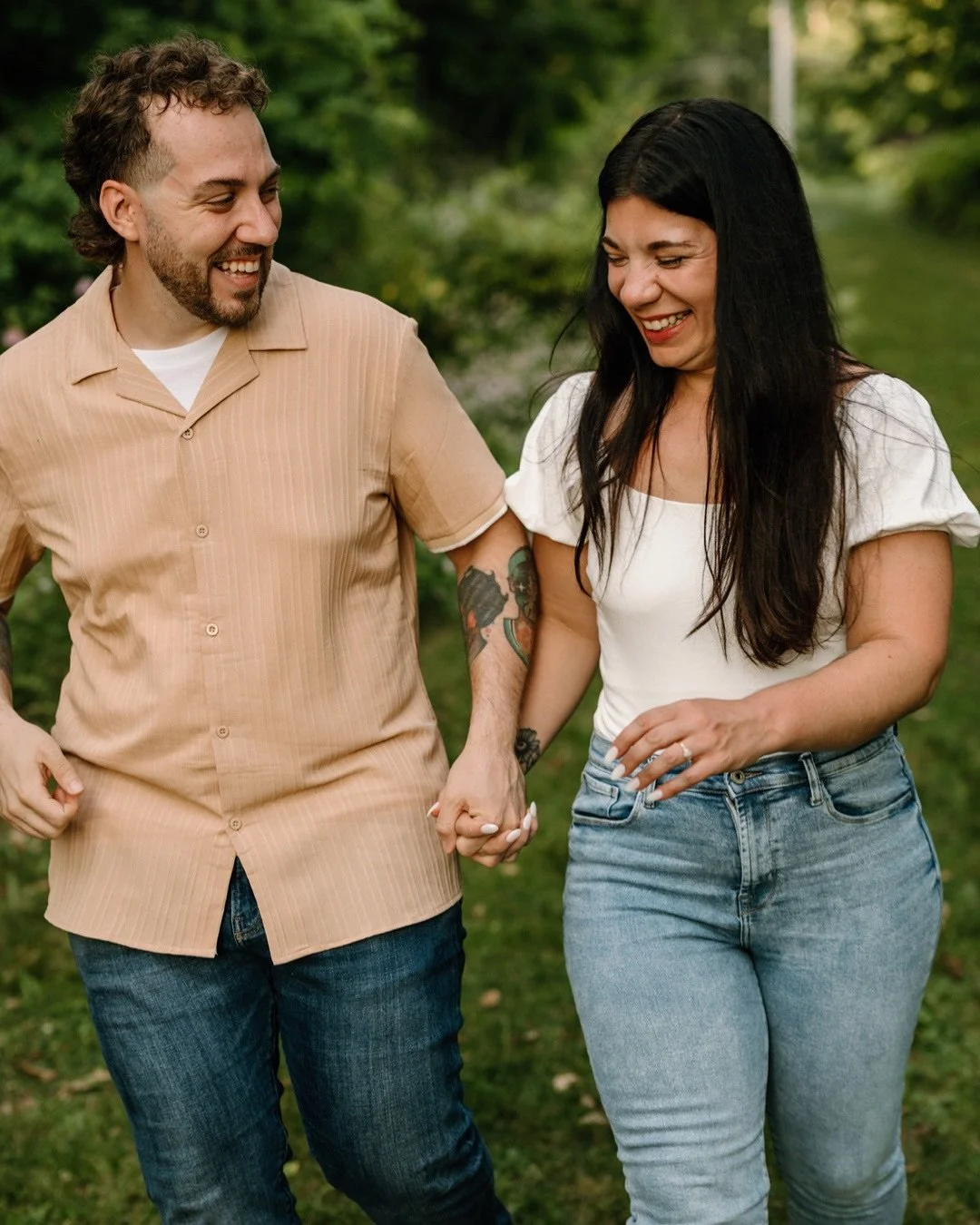 An evening walk, a couple of sweet snuggles with their two very good pups, and A+R just being totally themselves - it really doesn’t get better than this 💛